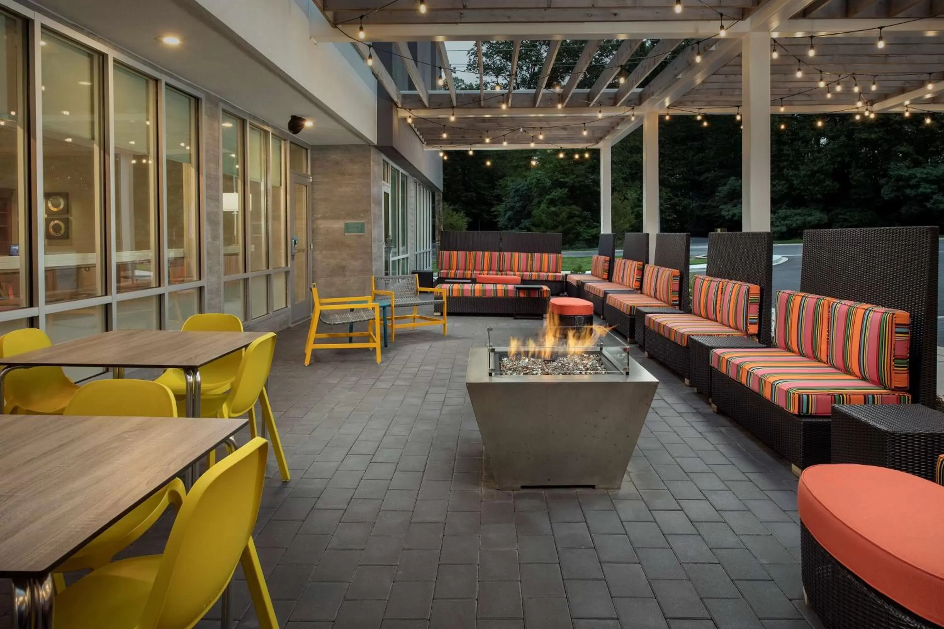 Patio, Restaurant/Places to Eat in Home2 Suites By Hilton Owings Mills, Md