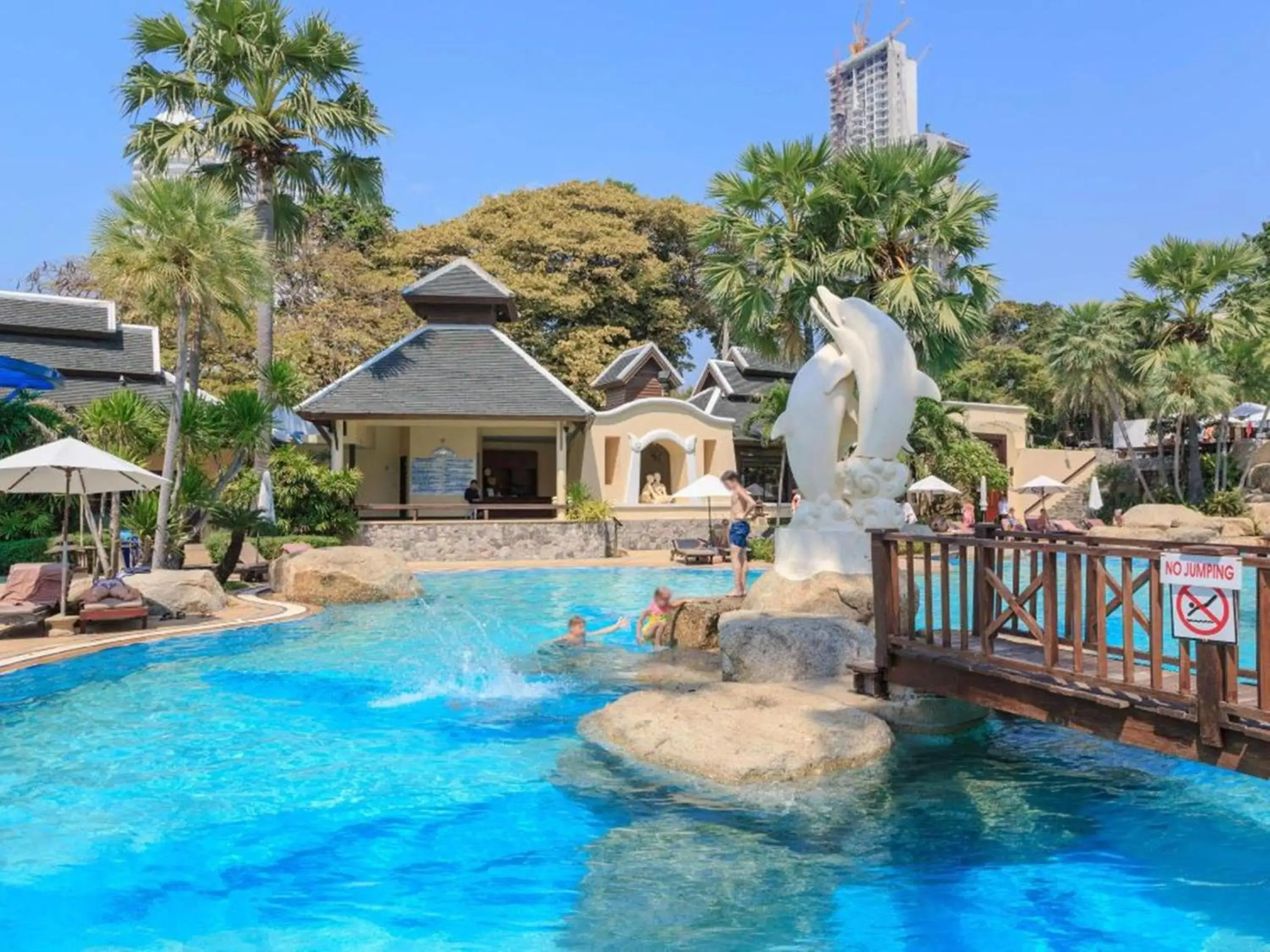 Swimming Pool in Long Beach Garden Hotel & Pavilions