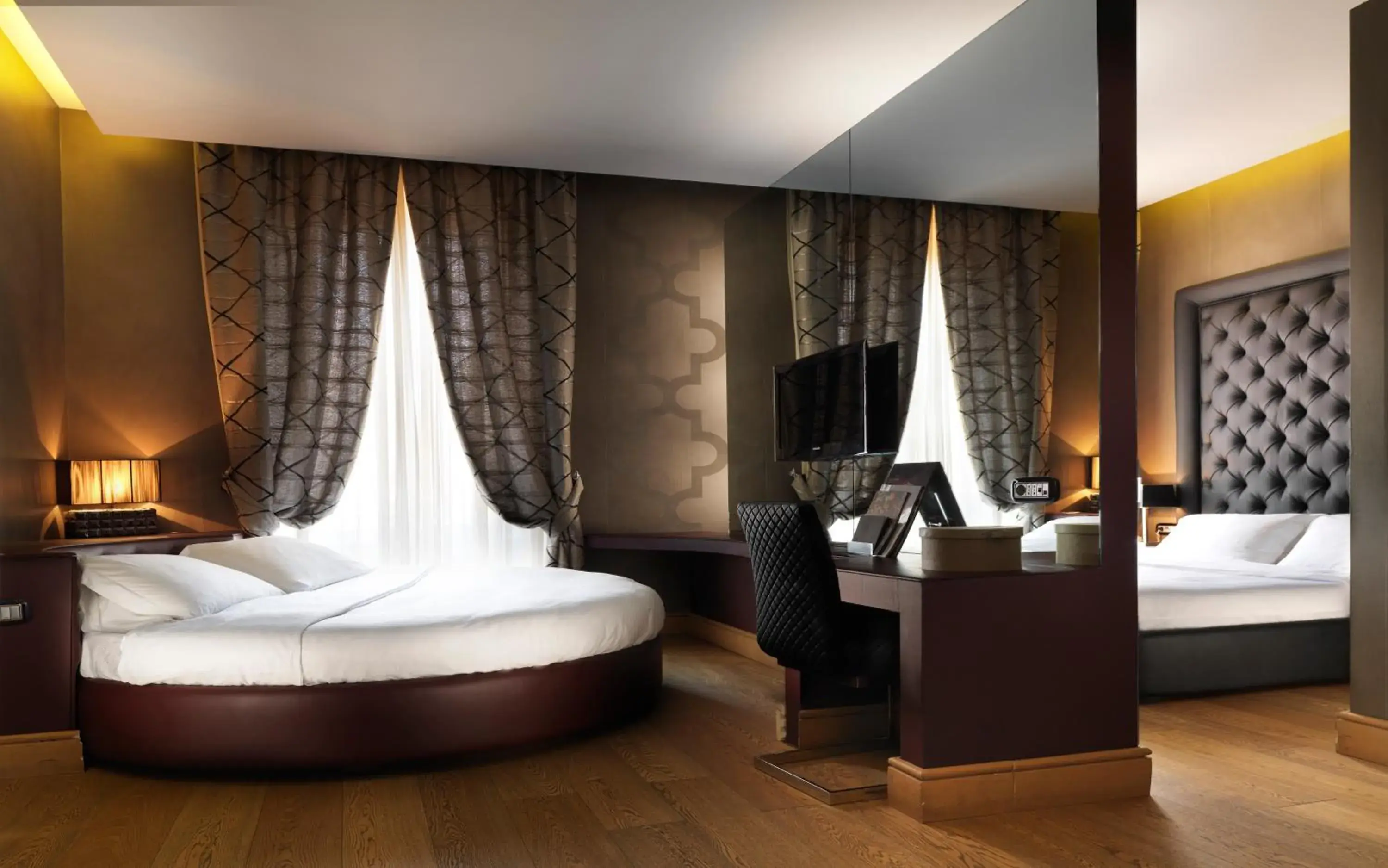 Seating area, Bed in Spagna Royal Suite