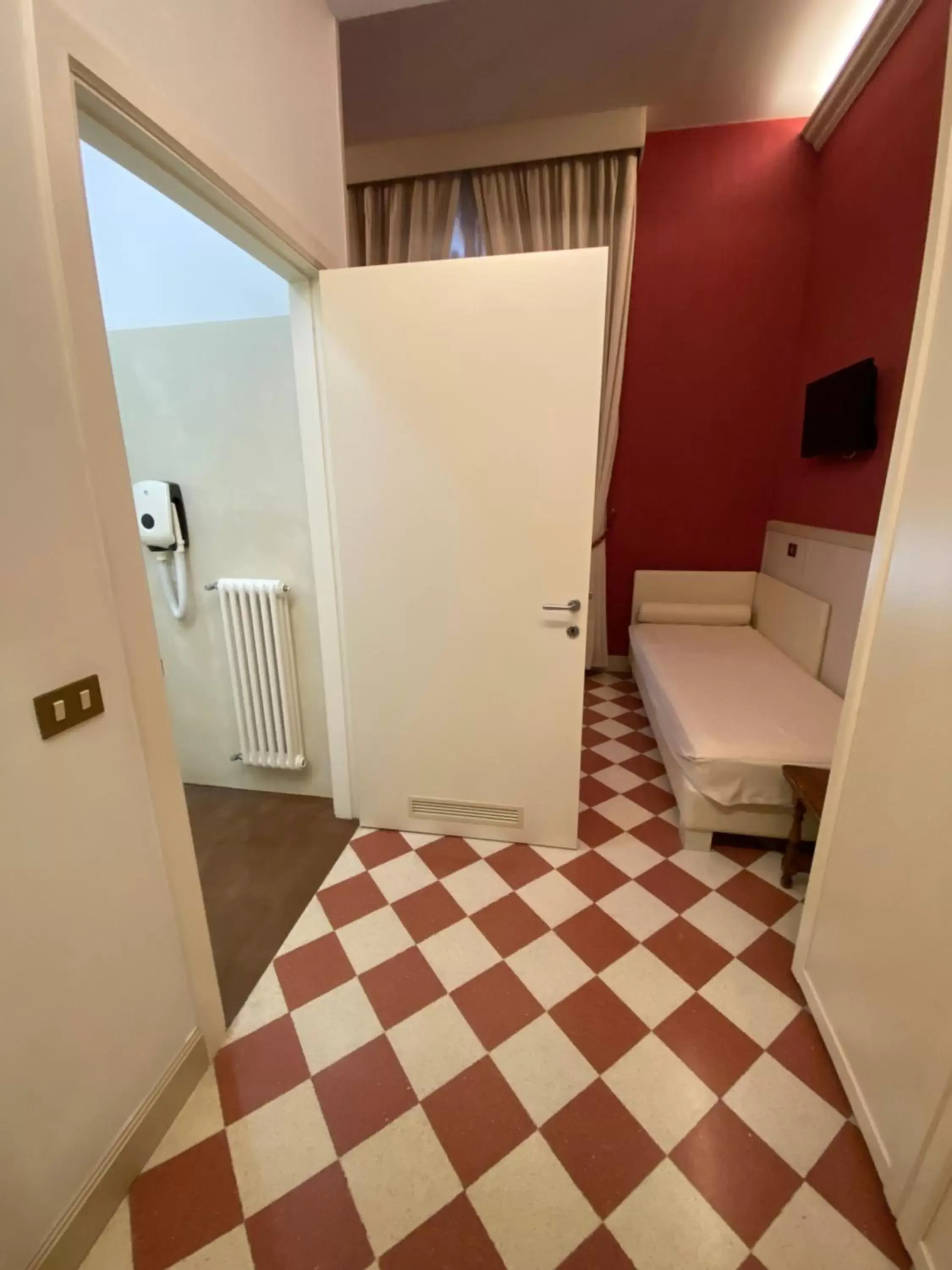 Bed, Bathroom in Basilica Hotel