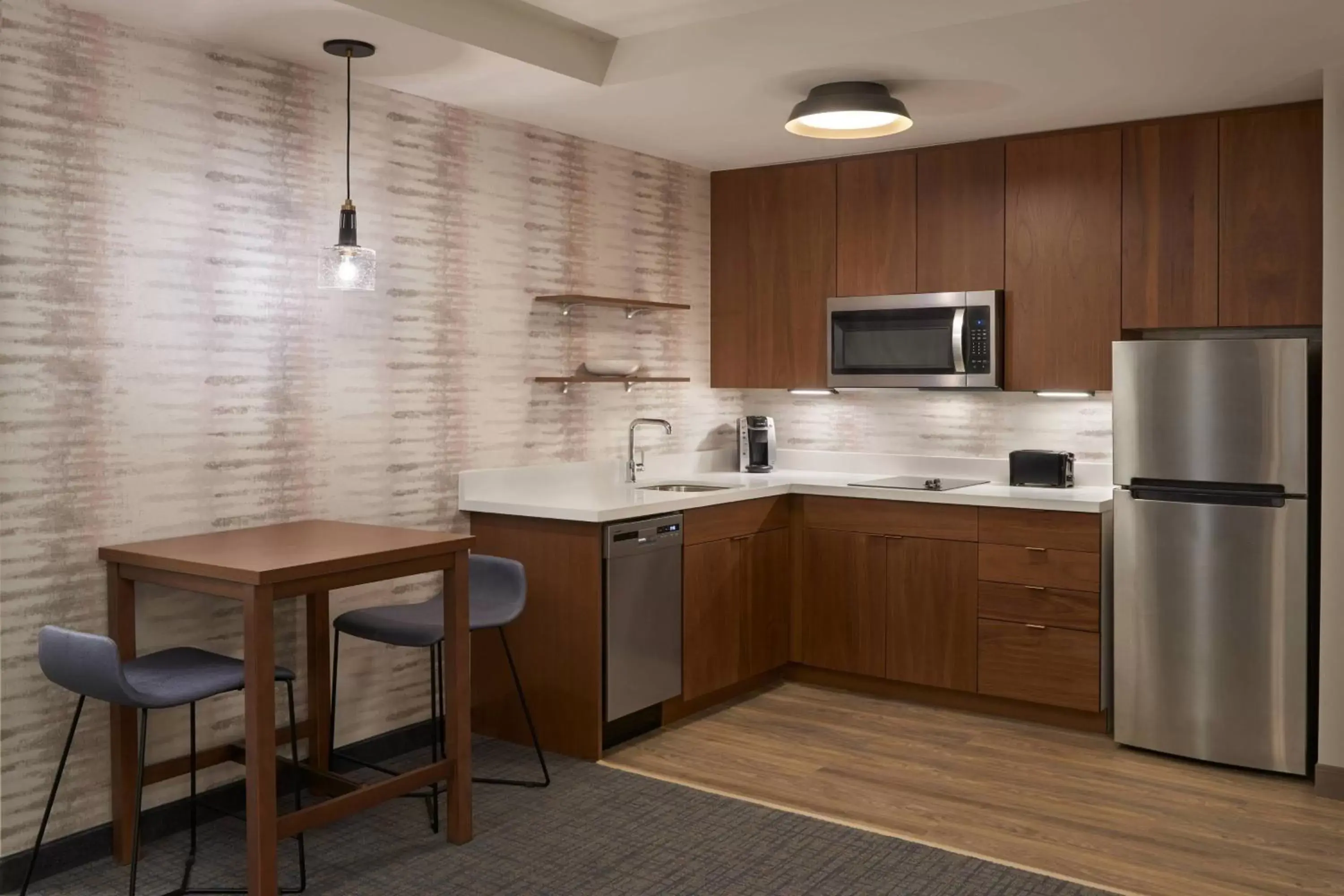 Bedroom, Kitchen/Kitchenette in Residence Inn by Marriott Toronto Mississauga Southwest