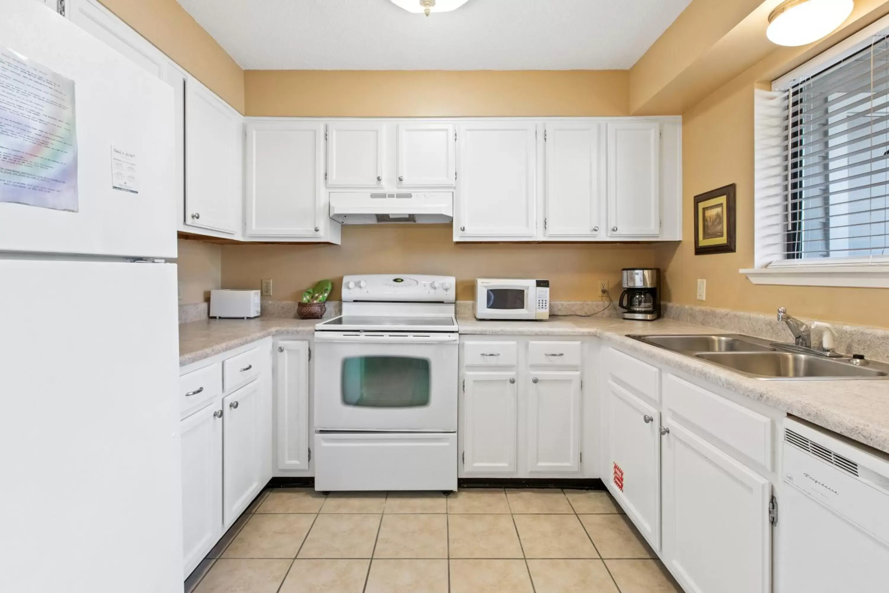 Kitchen/Kitchenette in Peach Seashell