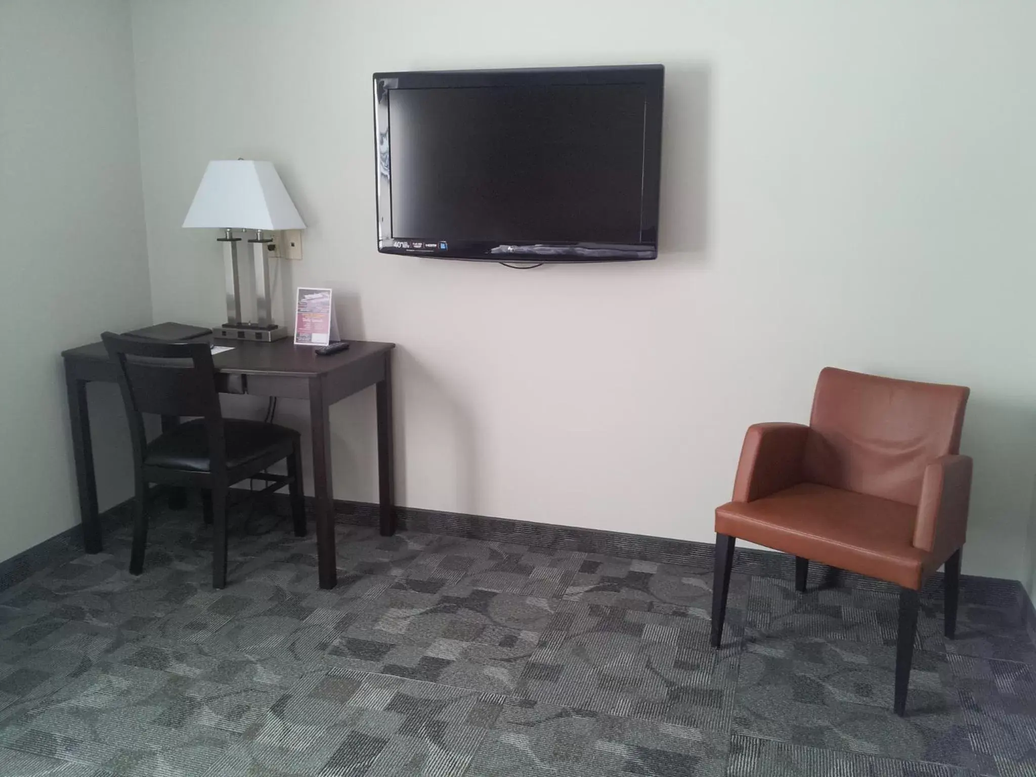 TV and multimedia, TV/Entertainment Center in Midland Inn & Suites