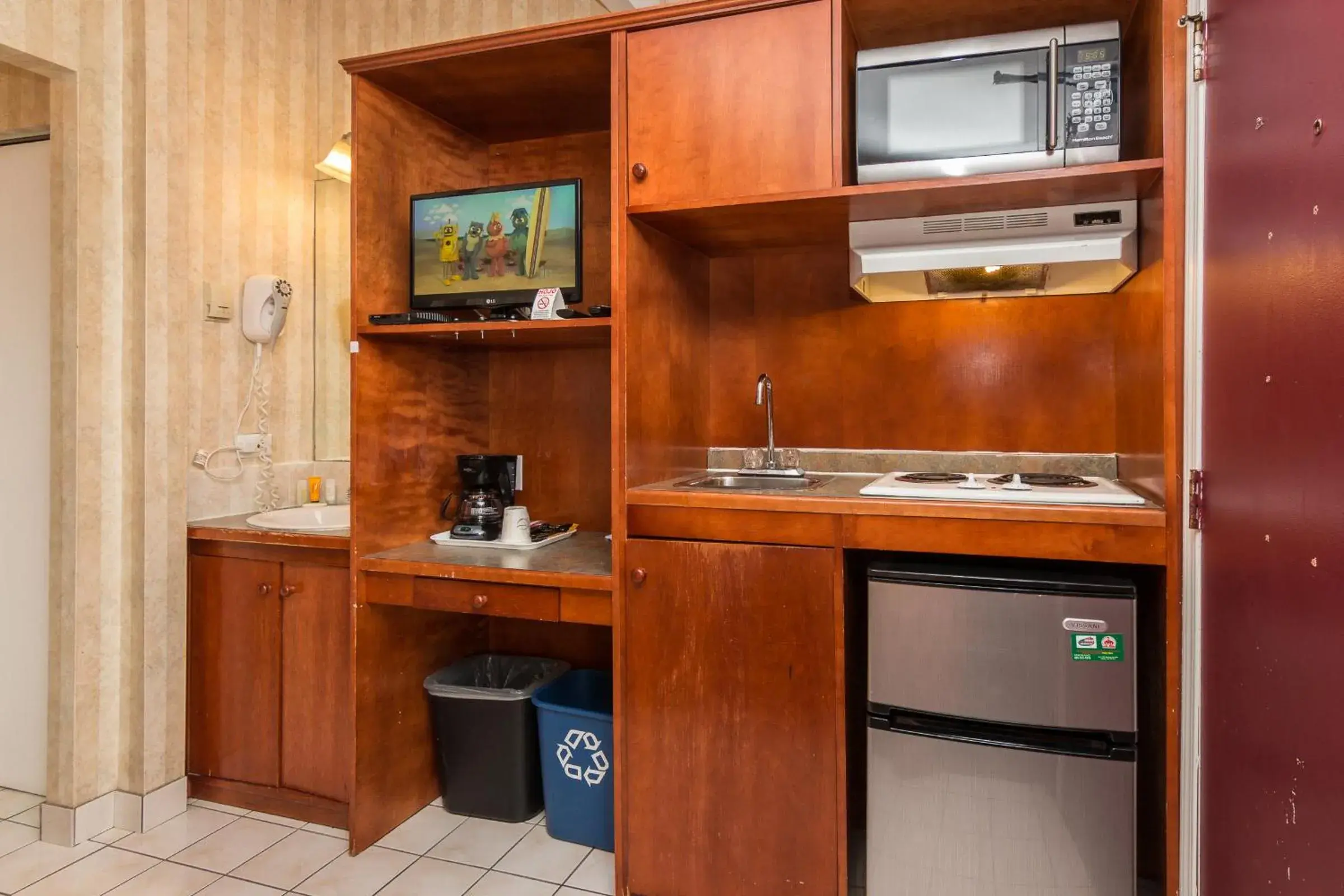 Kitchen or kitchenette, Kitchen/Kitchenette in Canadas Best Value Inn Chinook Station