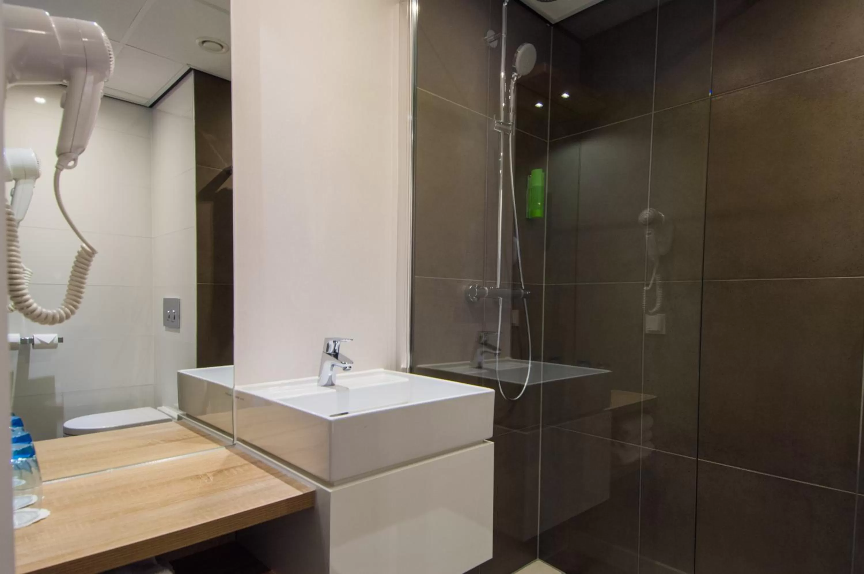 Shower in Golden Tulip Zoetermeer - Den Haag