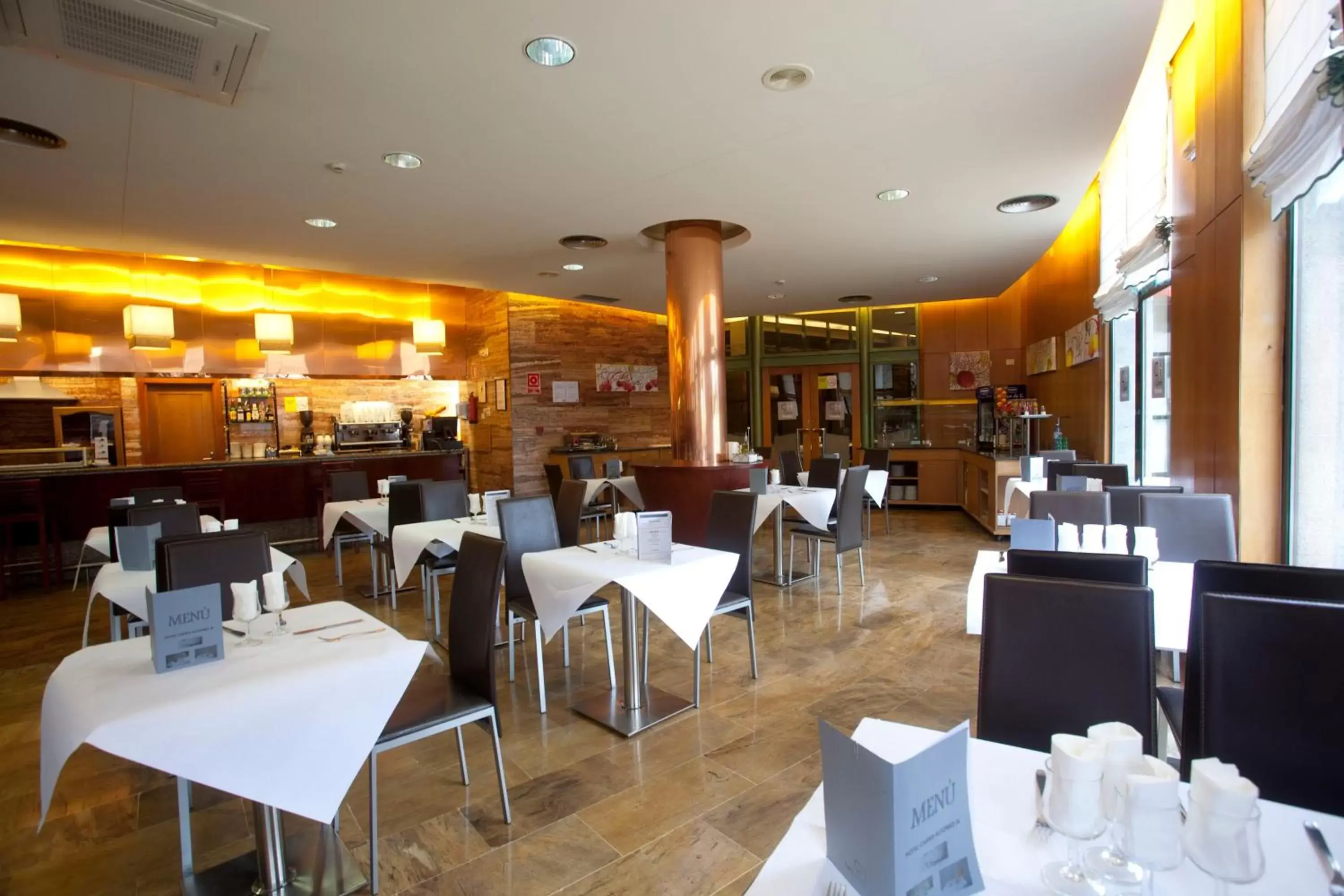 Lounge or bar, Restaurant/Places to Eat in Hotel Alfonso IX
