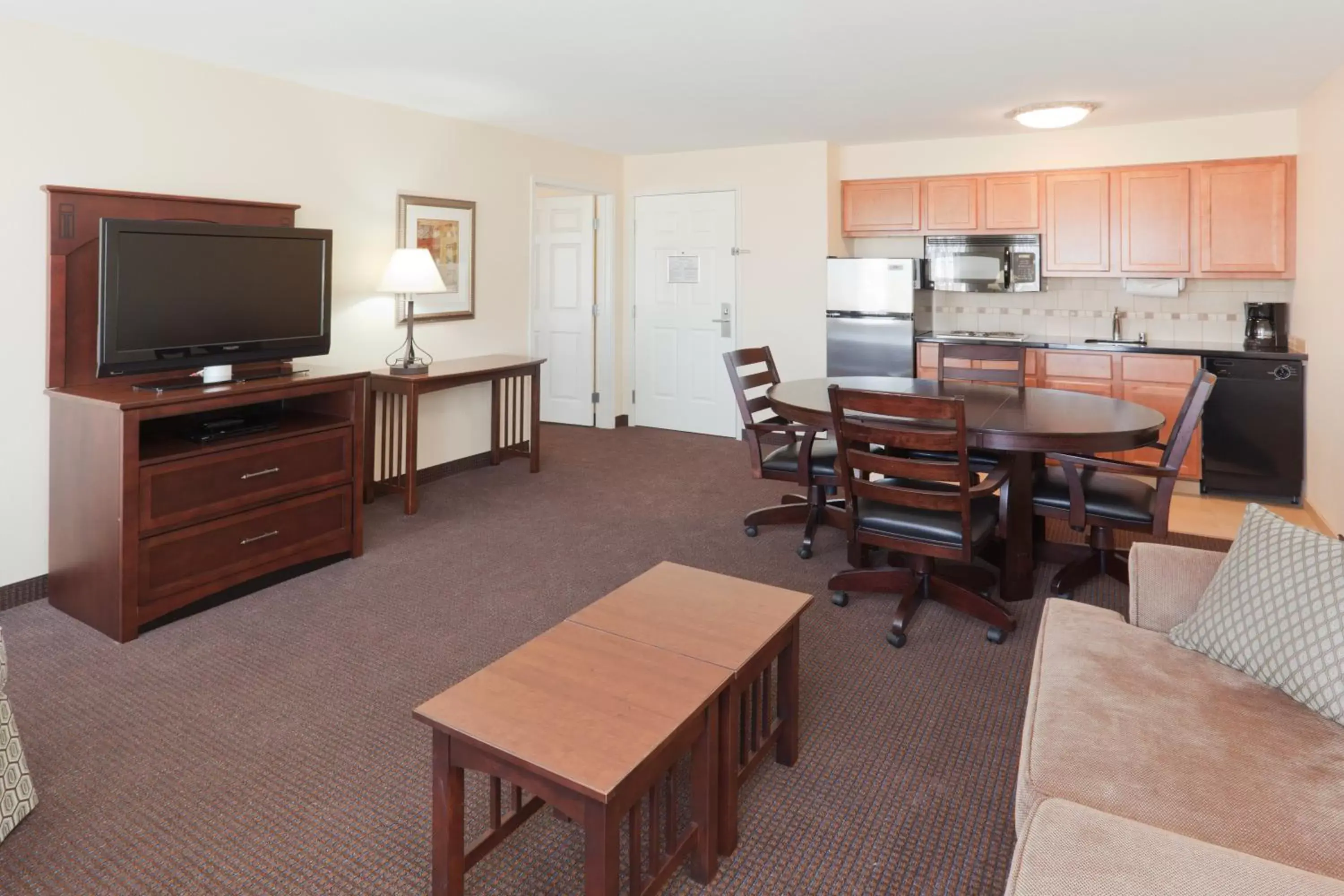 Photo of the whole room, Dining Area in Staybridge Suites Rocklin - Roseville Area, an IHG Hotel