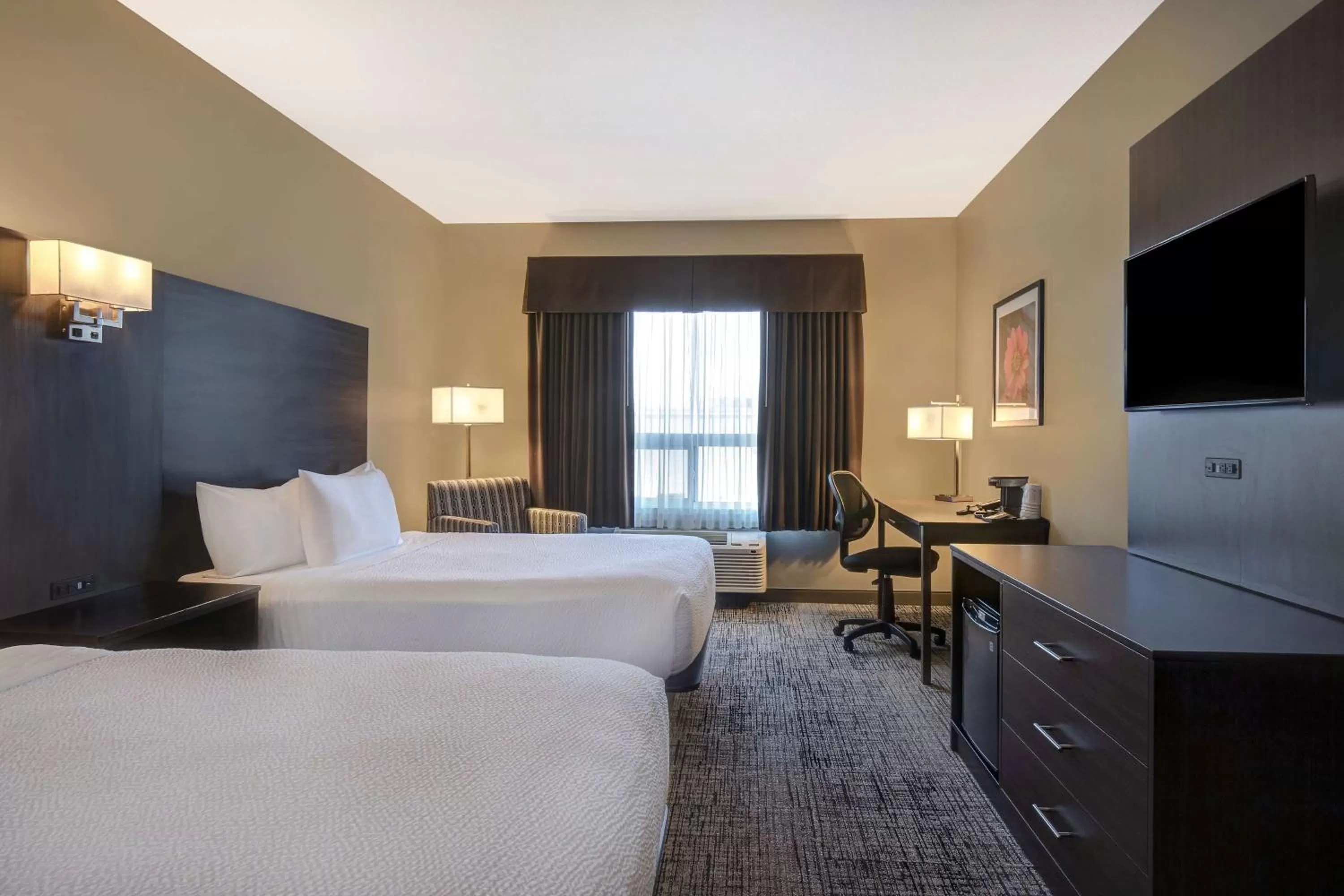 Photo of the whole room, Bed in Days Inn & Suites by Wyndham Warman