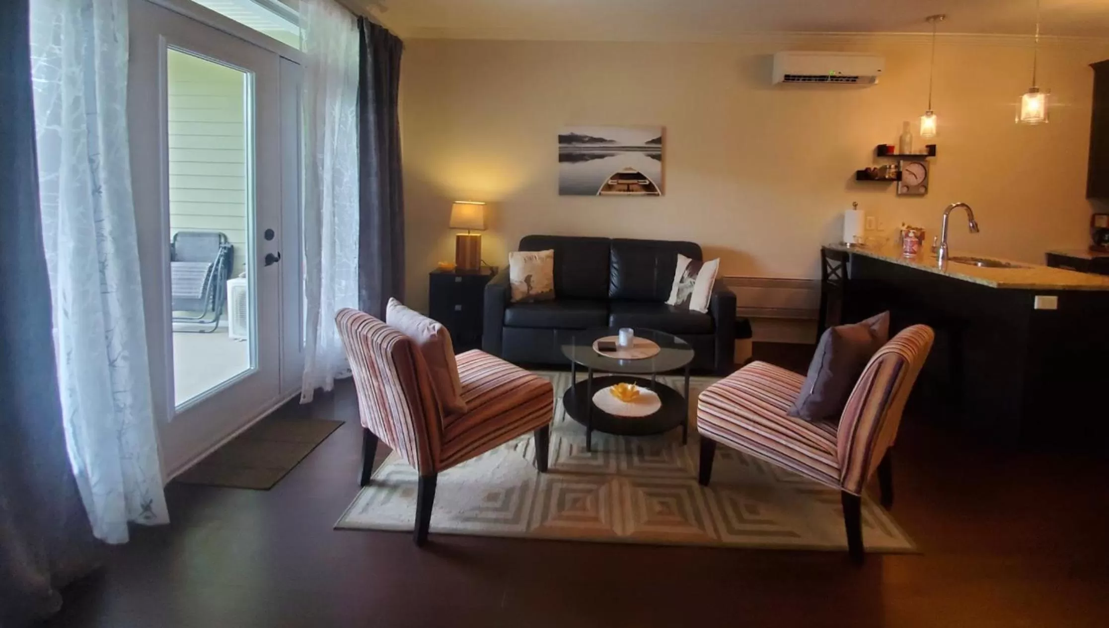 Communal lounge/ TV room, Seating Area in Le Champlain Condo-Hôtel