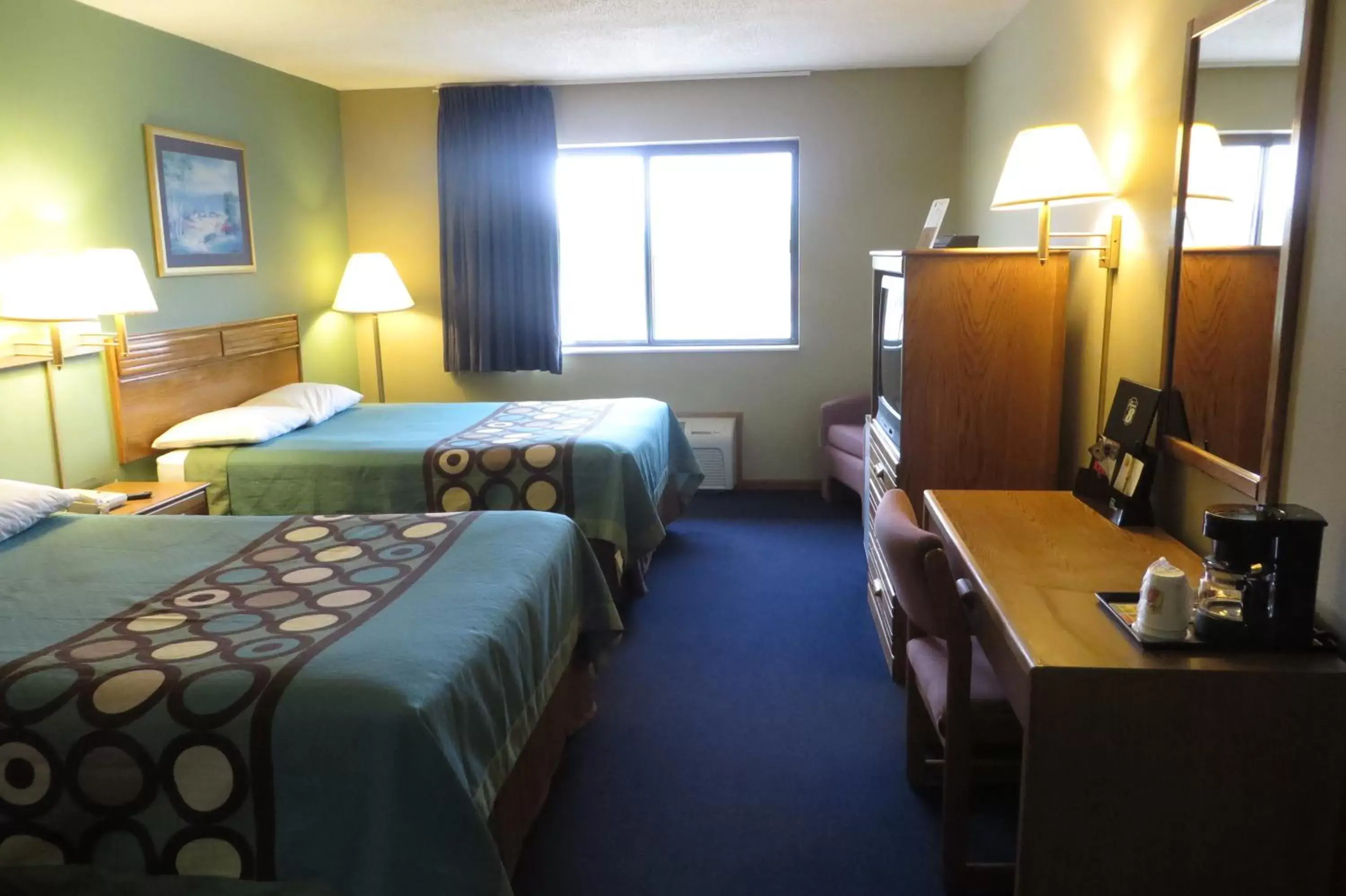 Photo of the whole room, Bed in Super 8 by Wyndham Macomb