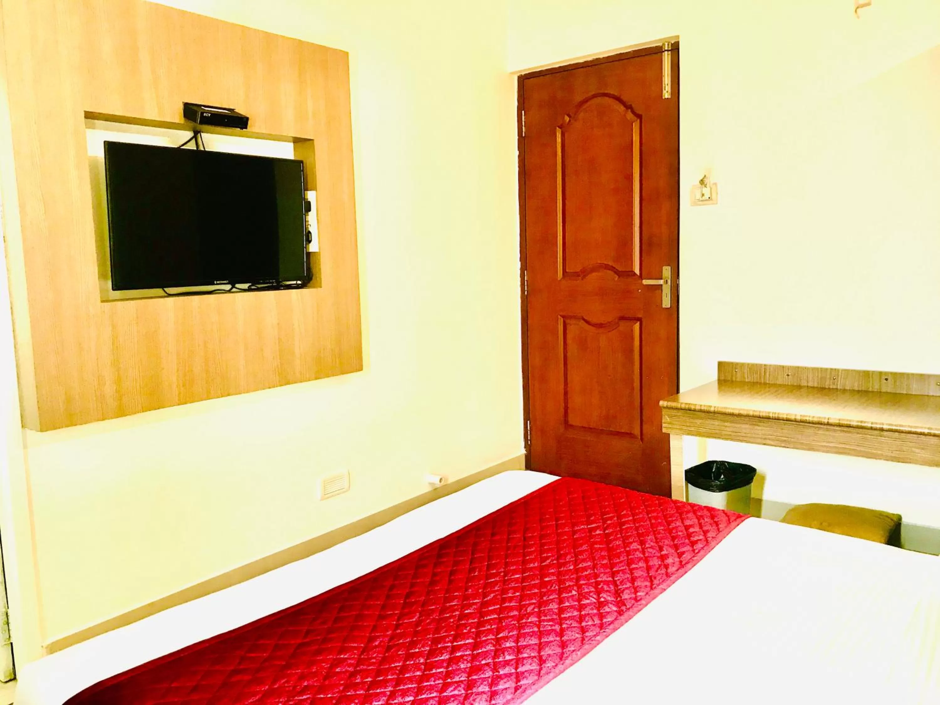TV and multimedia, Bed in Hotel Half Moon Chennai