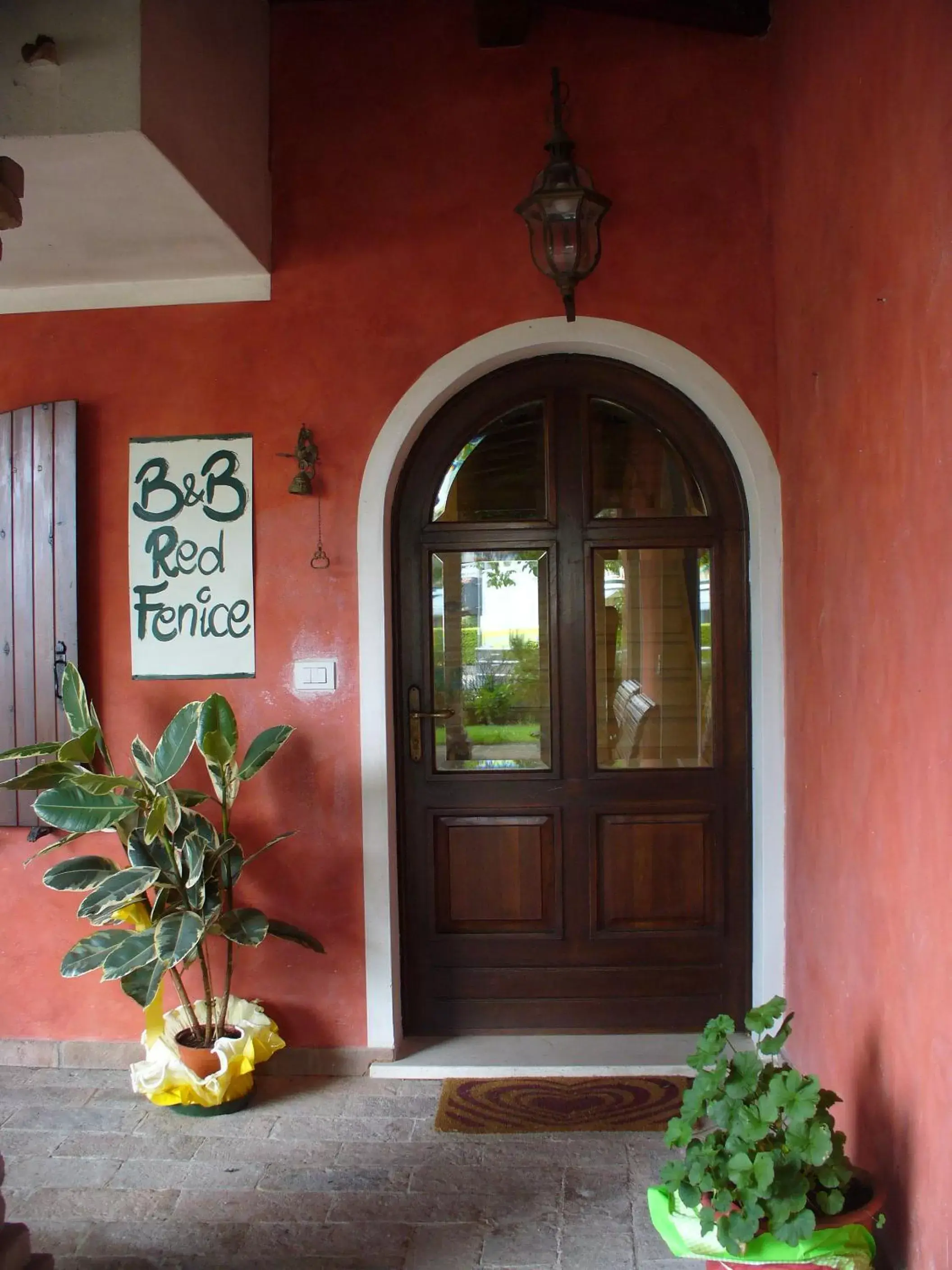 Facade/entrance in Red Fenice