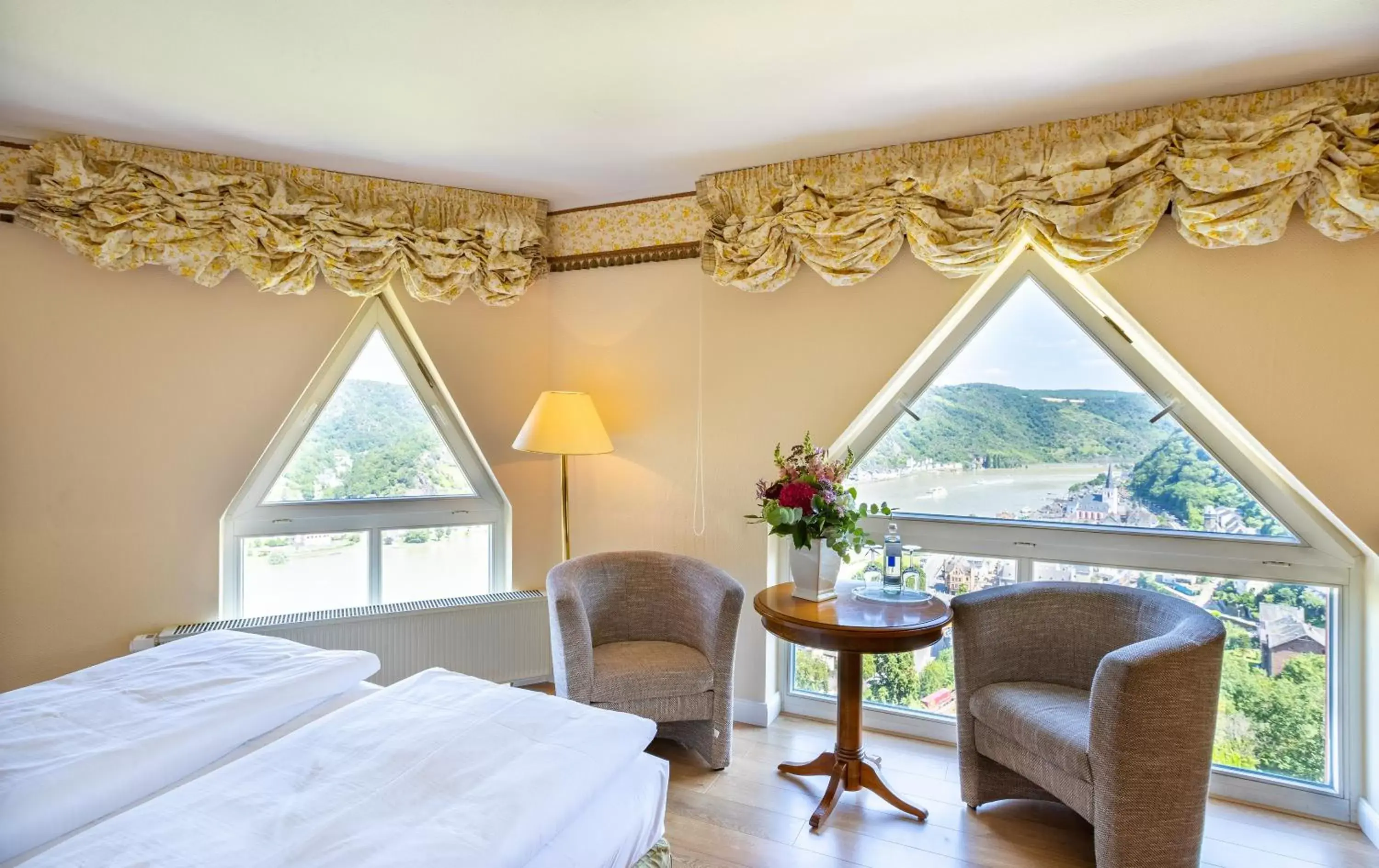 Photo of the whole room, Seating Area in Hotel Schloss Rheinfels