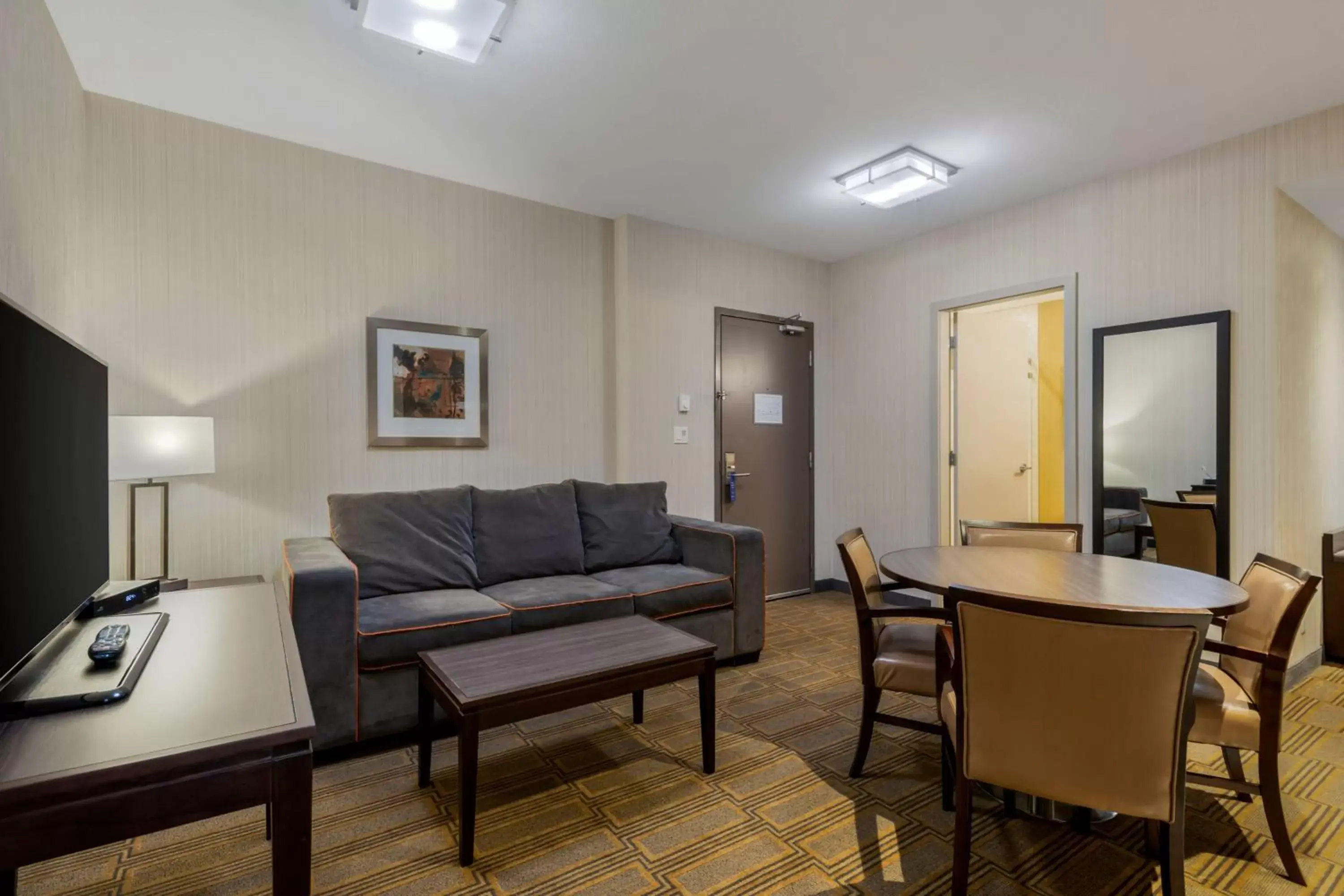 Bedroom, Seating Area in Best Western Plus Chateau Fort St. John