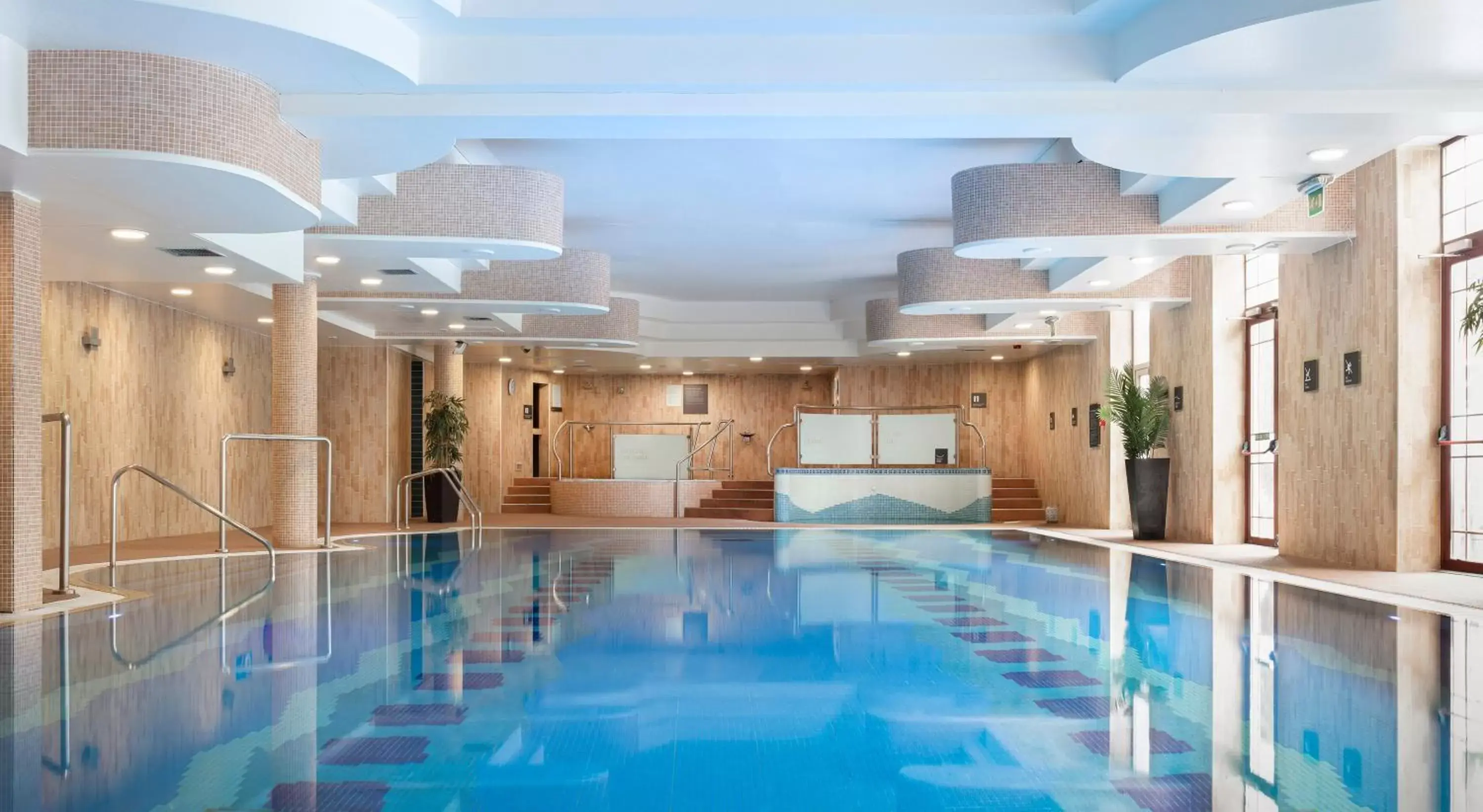 Swimming Pool in The Kingsley Hotel