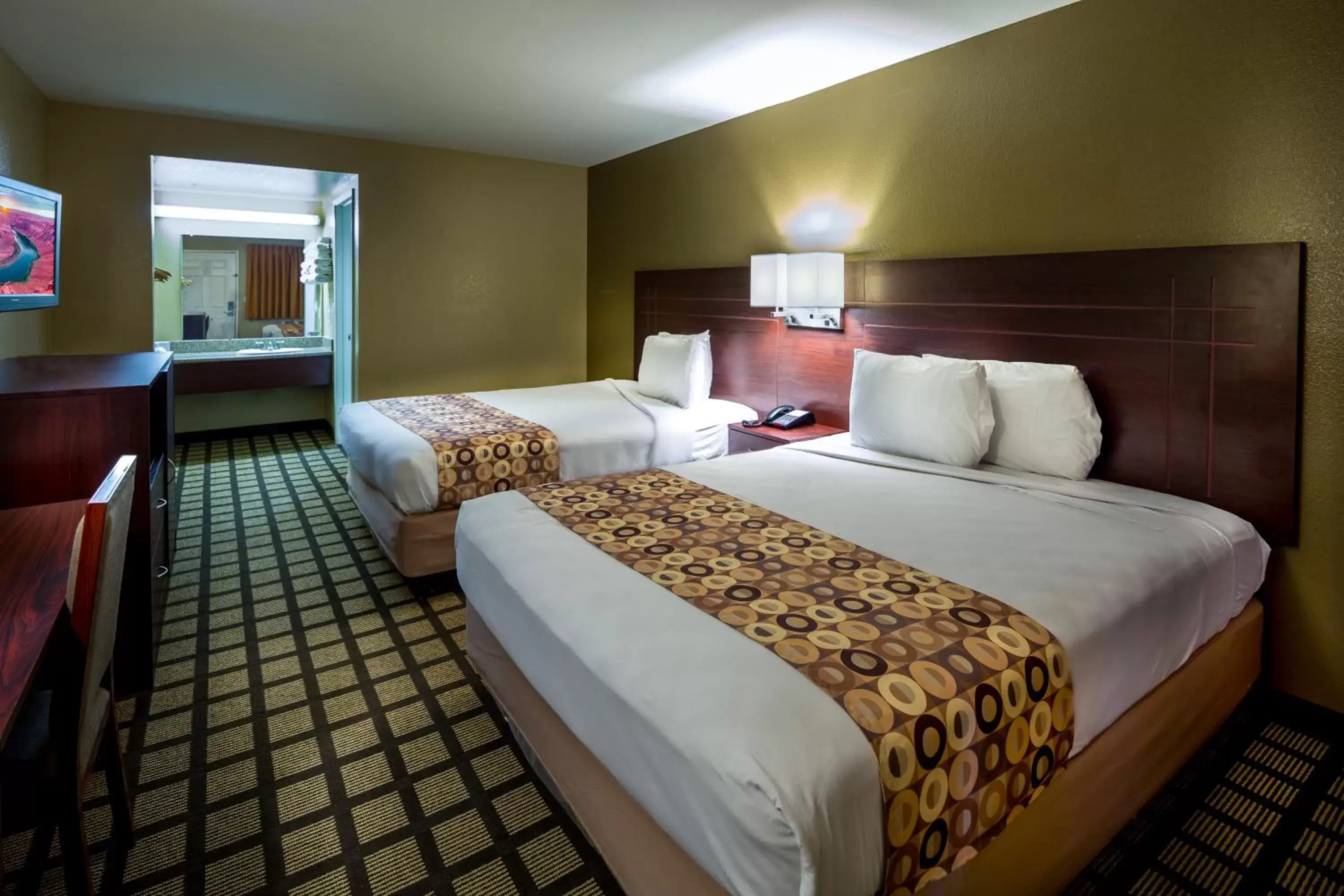 Bathroom, Bed in Travelers Inn - Phoenix