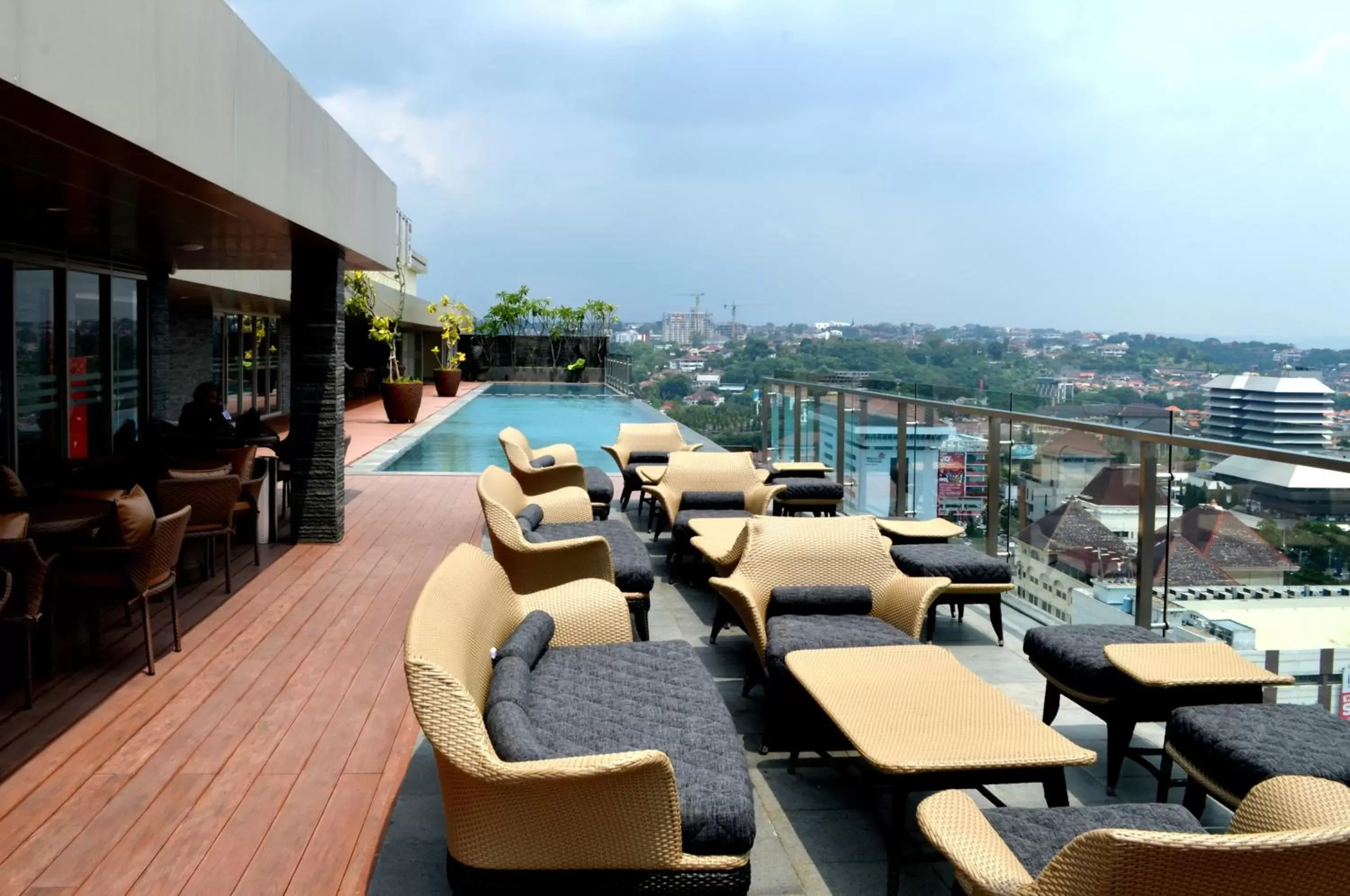 Restaurant/places to eat, Swimming Pool in Louis Kienne Hotel Simpang Lima