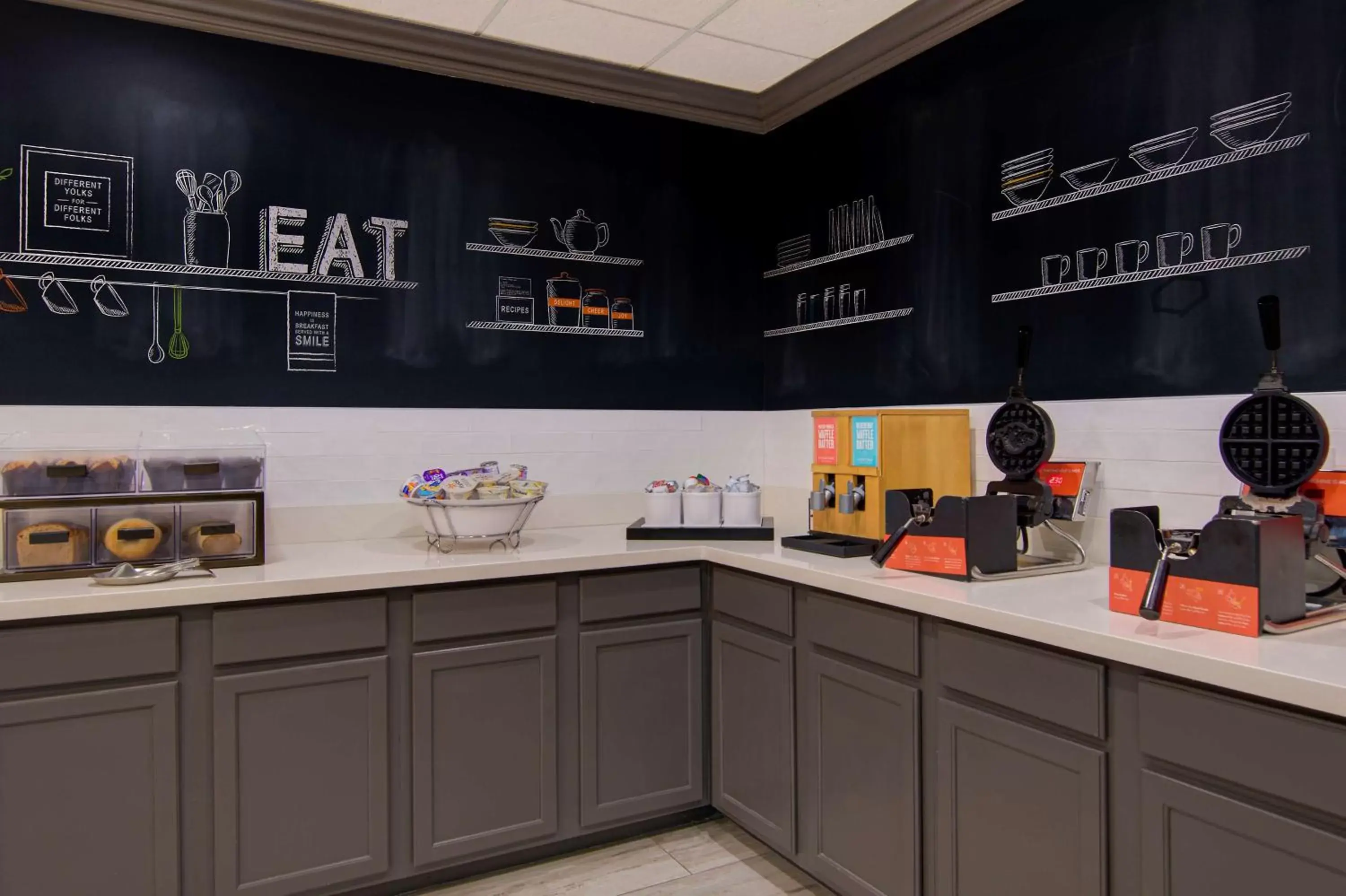 Breakfast, Kitchen/Kitchenette in Hampton Inn Fayetteville