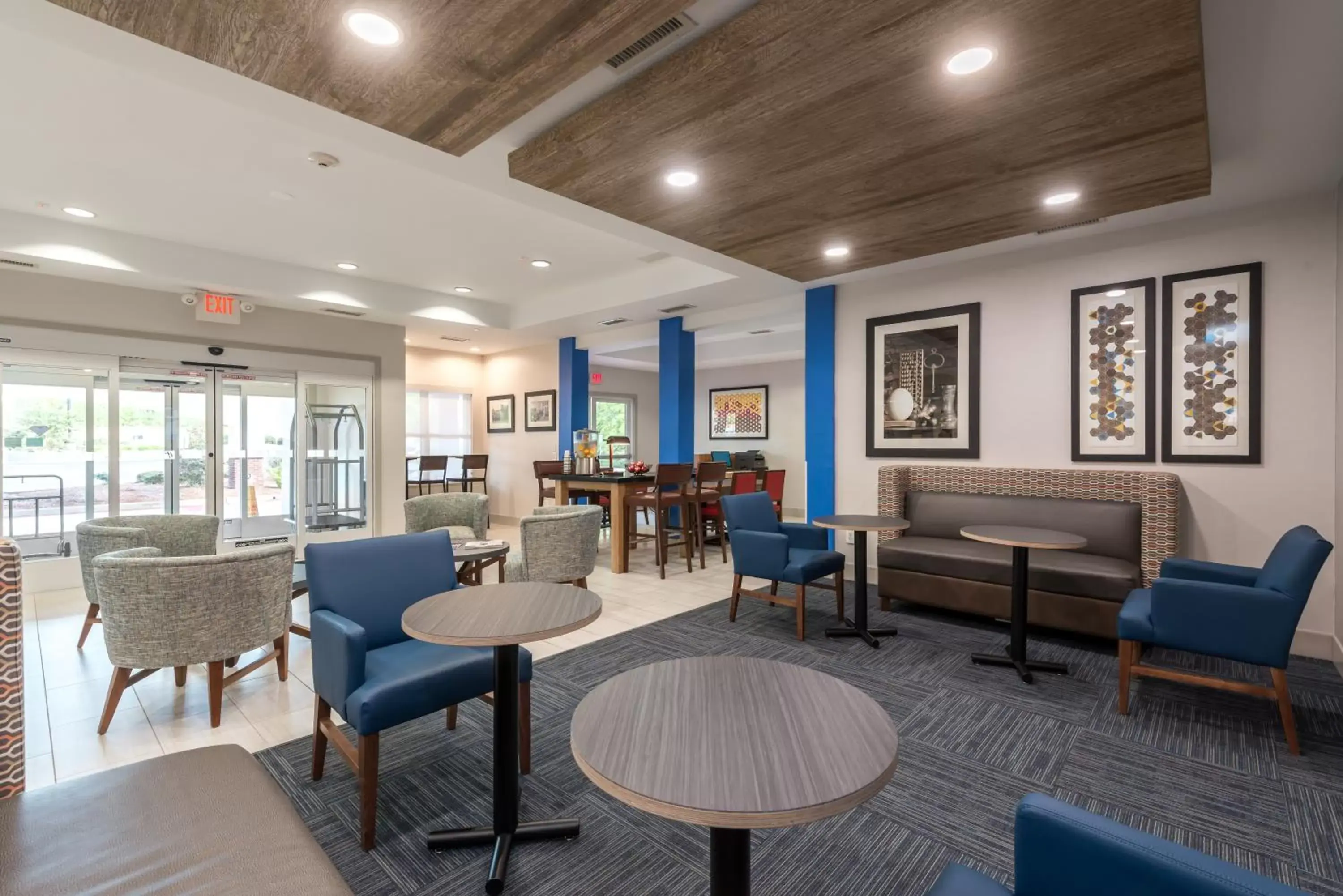 Property building, Lounge/Bar in Holiday Inn Express Hotel & Suites Lagrange I-85, an IHG Hotel