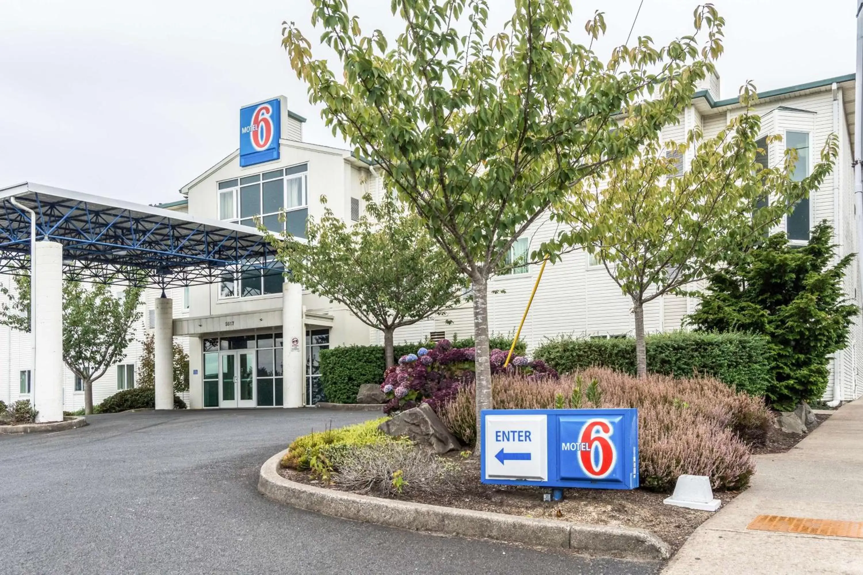 Property building, Property Logo/Sign in Motel 6-Lincoln City, OR