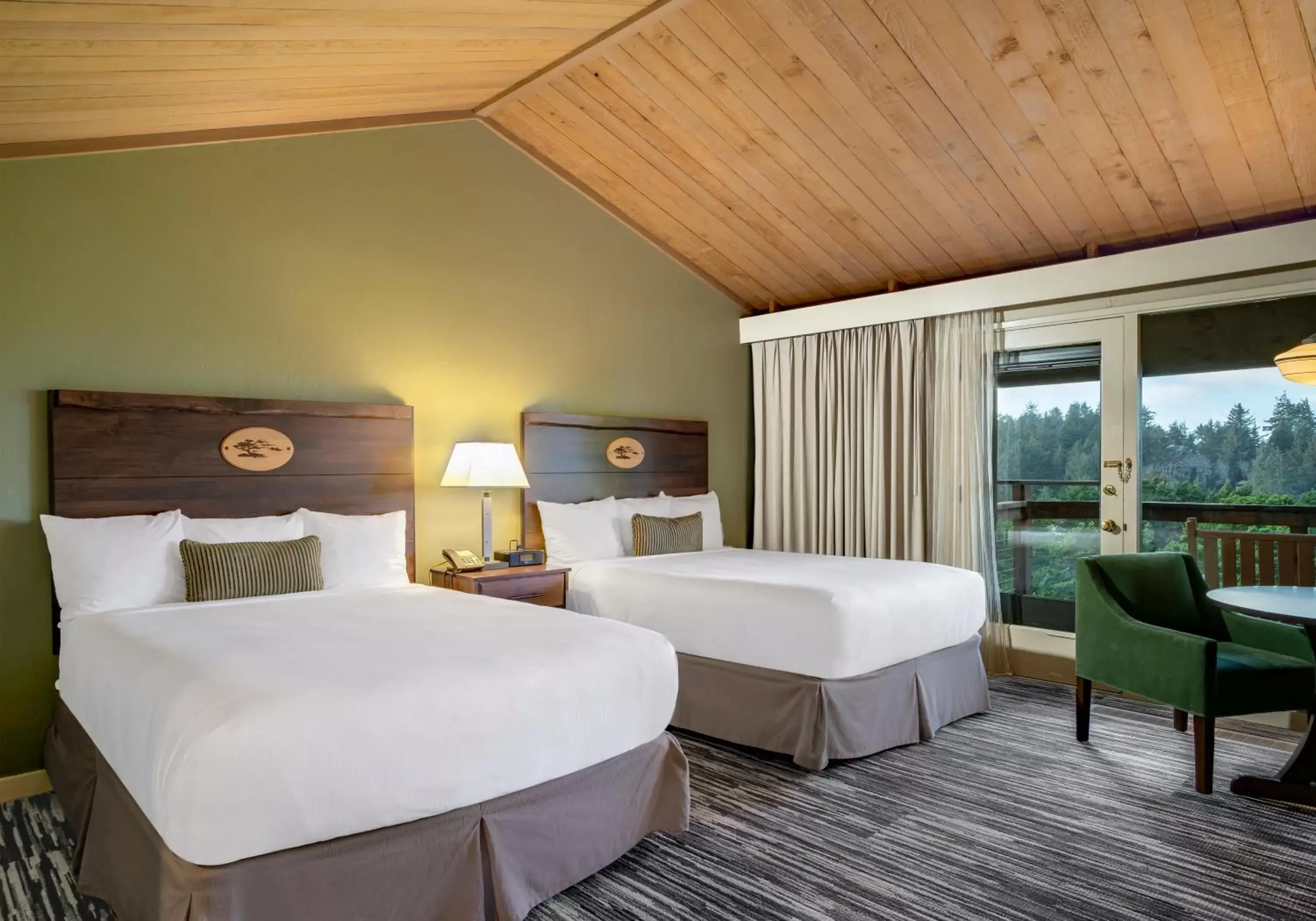 Photo of the whole room, Bed in Salishan Coastal Lodge