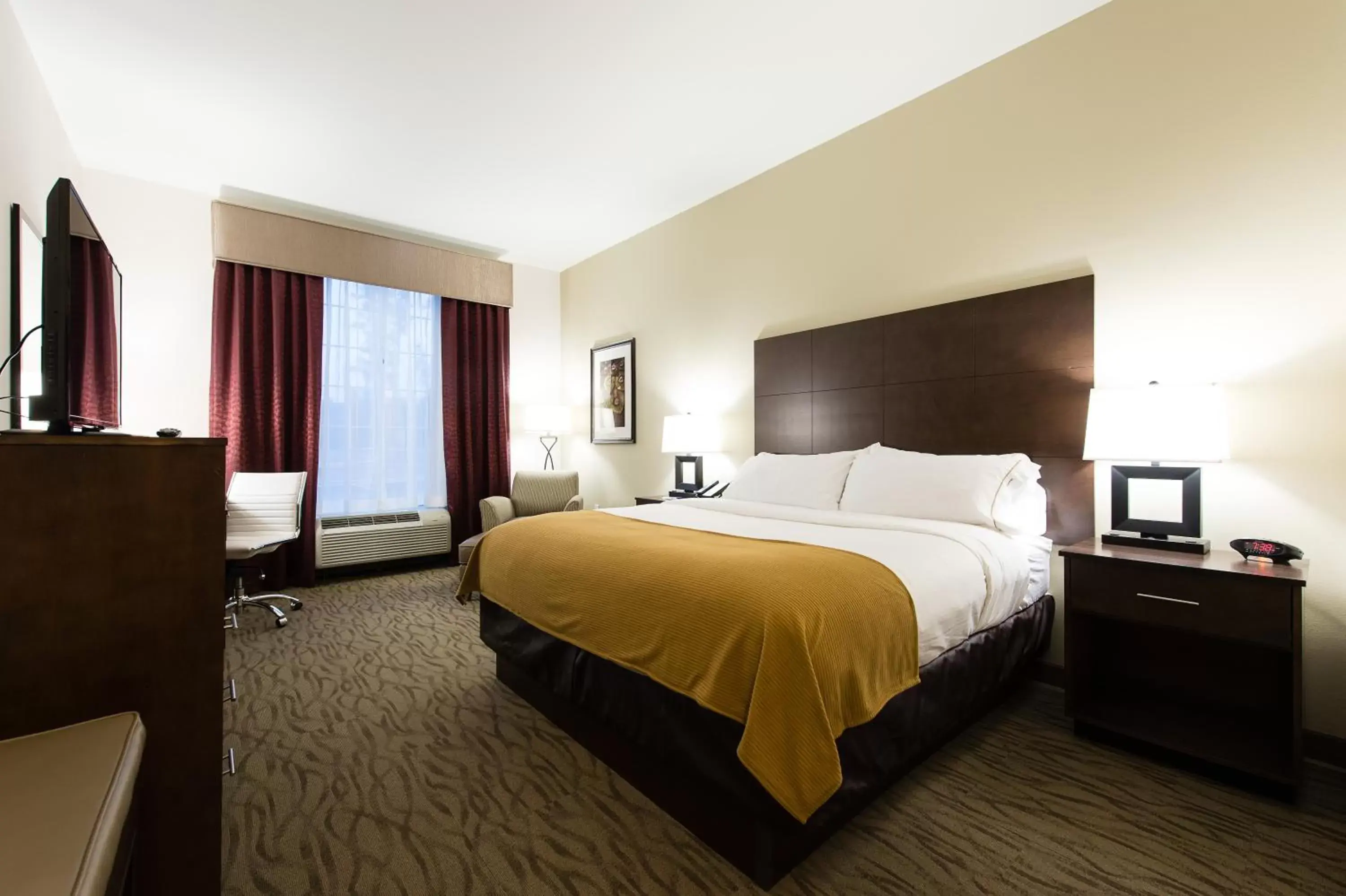 Bedroom, Bed in Holiday Inn Express & Suites Aiken, an IHG Hotel