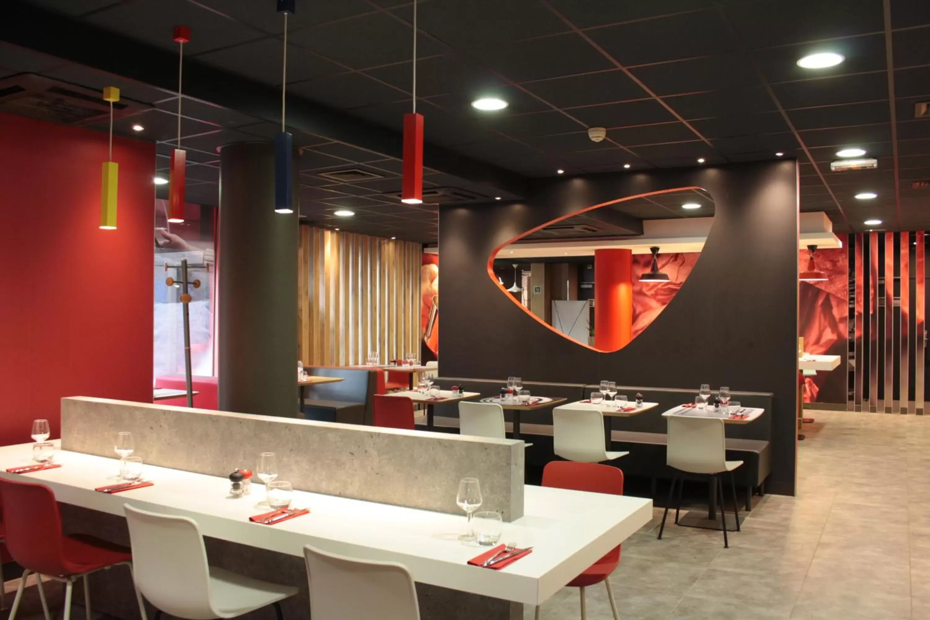 Restaurant/places to eat, Bathroom in ibis Lille Centre Gares