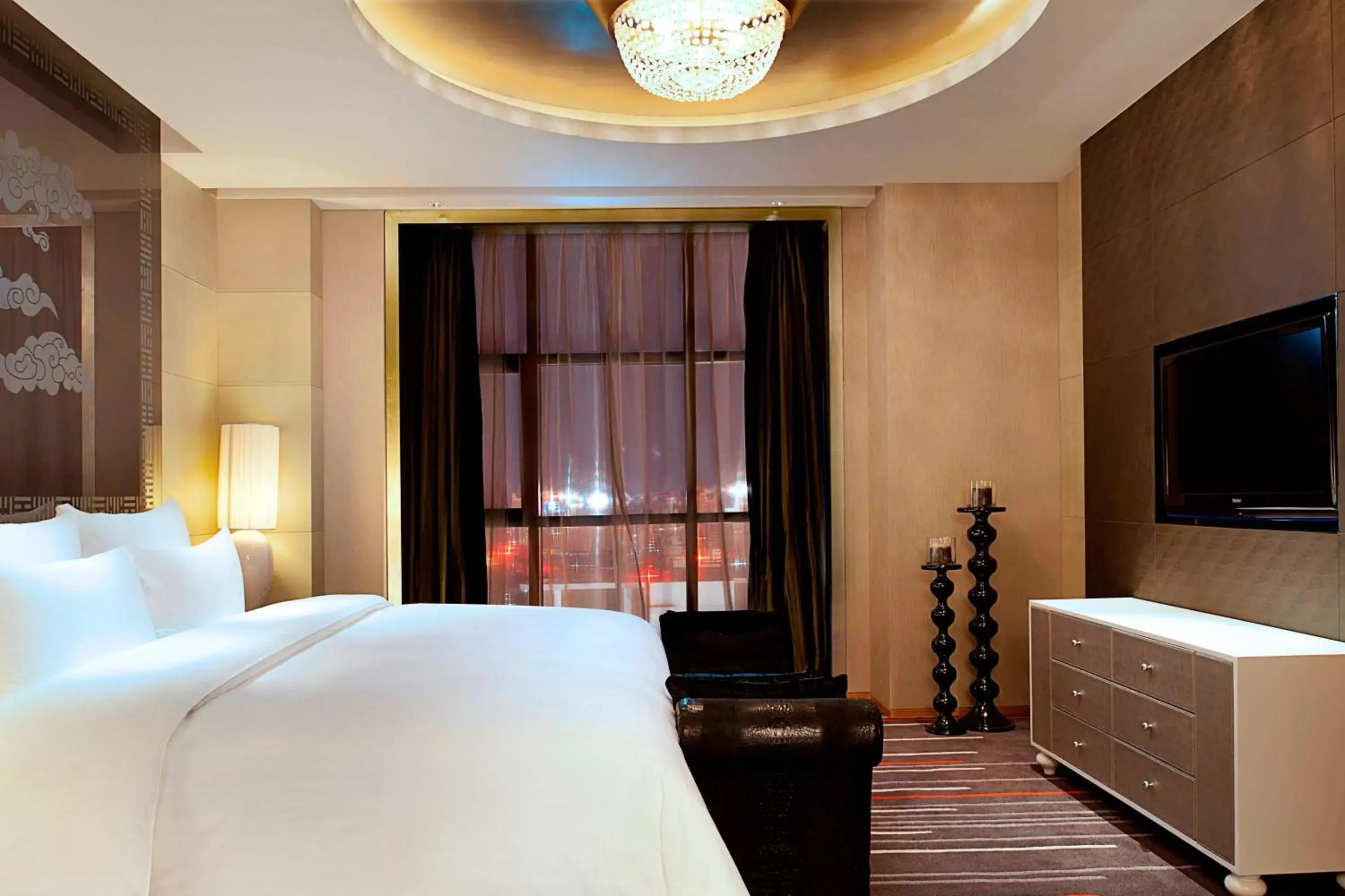 Bedroom, Bed in Le Meridien Qingdao