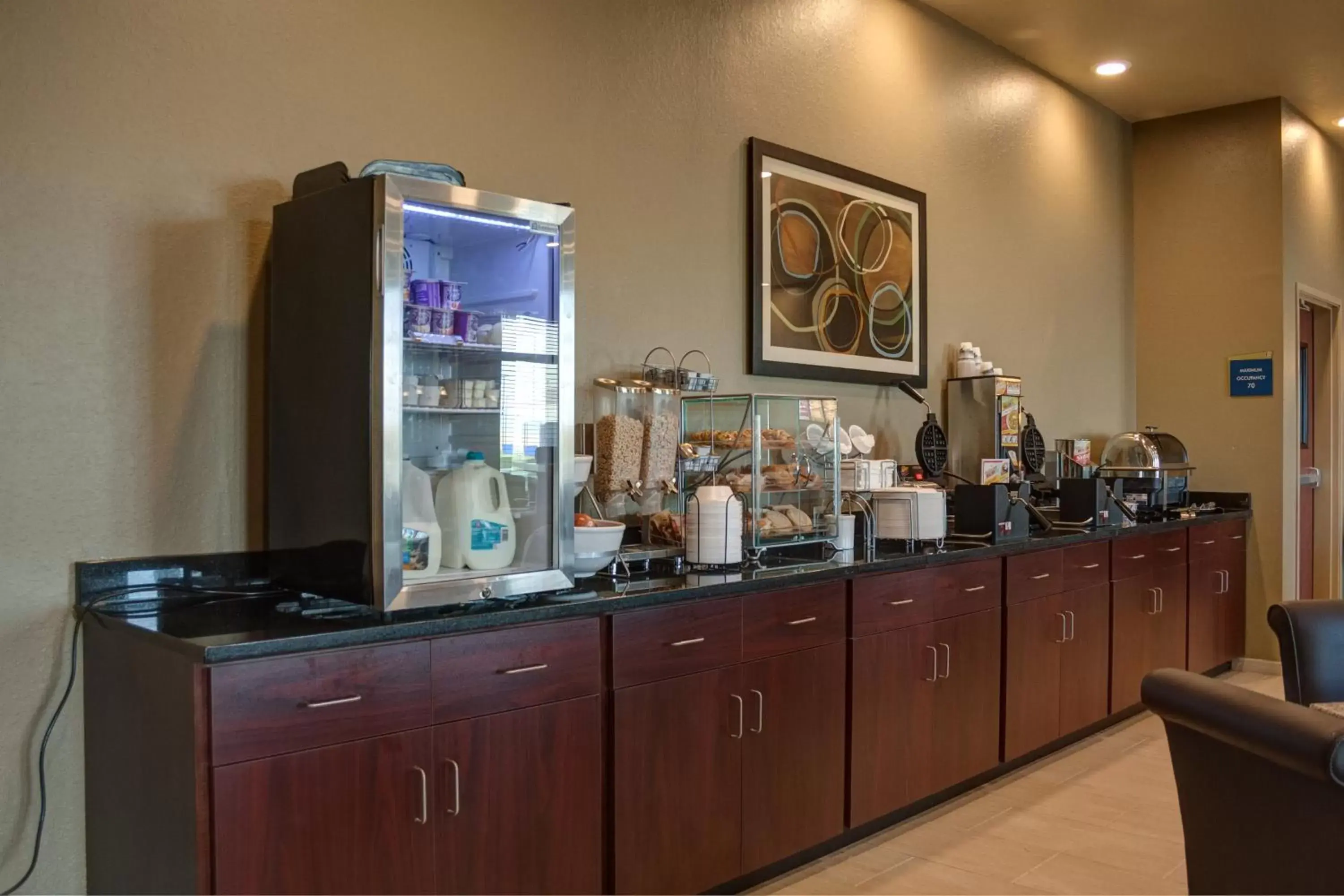 Coffee/tea facilities in Cobblestone Hotel and Suites - Jefferson