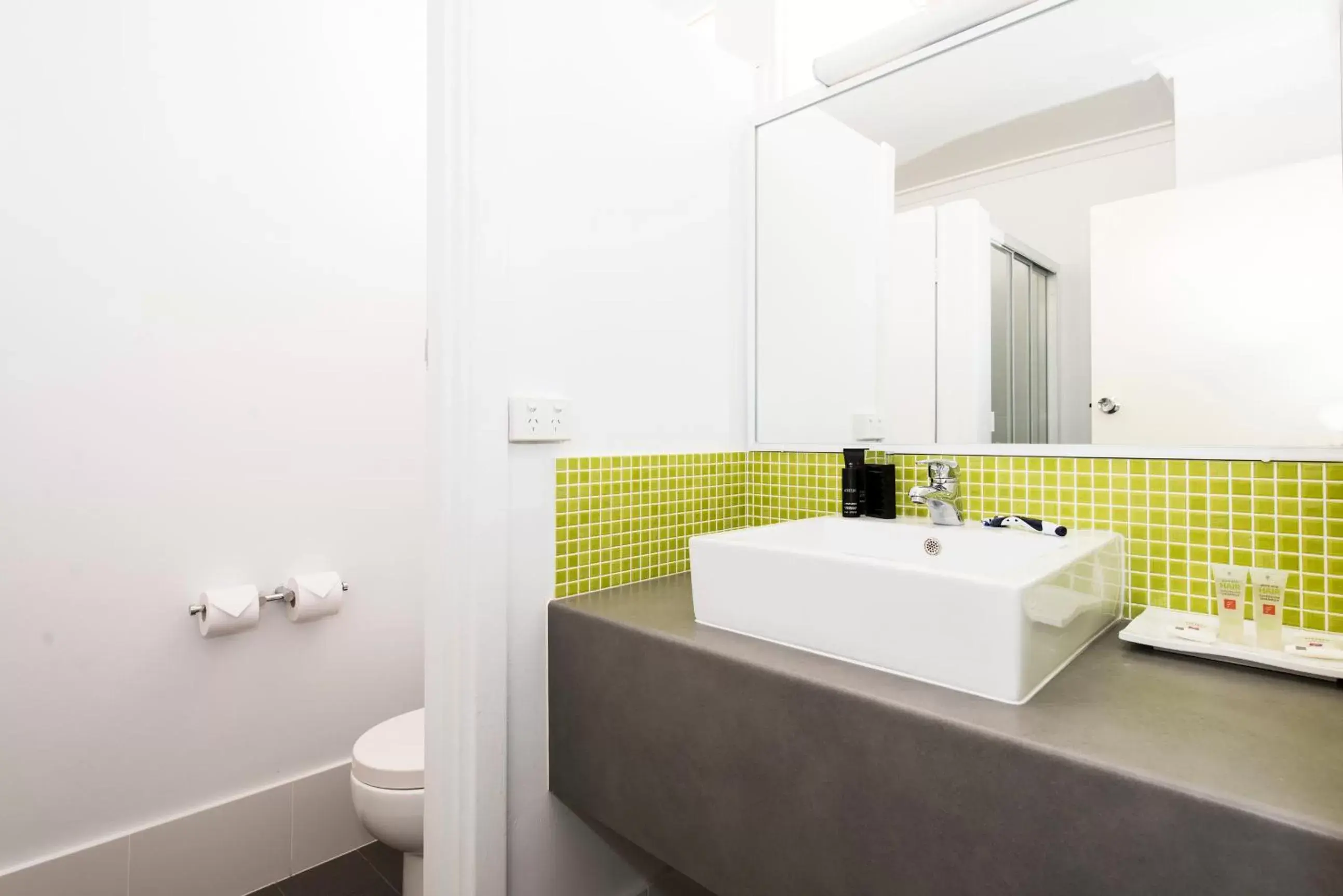 Bathroom in ibis Styles Geraldton
