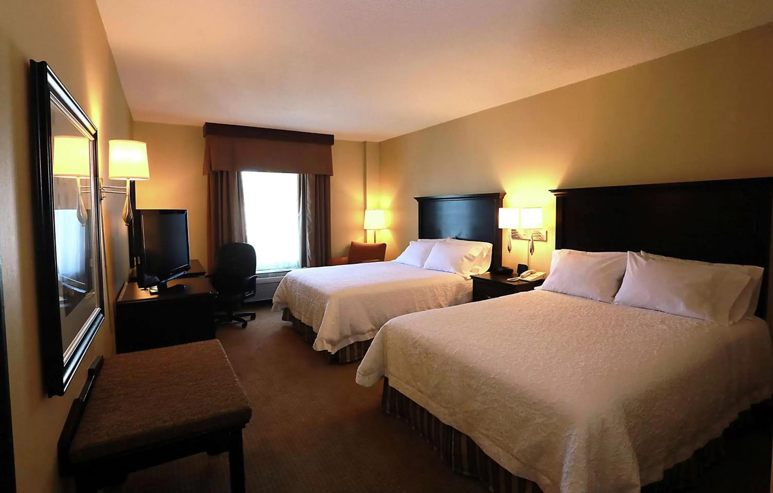 Bedroom, Bed in Hampton Inn & Suites Laval