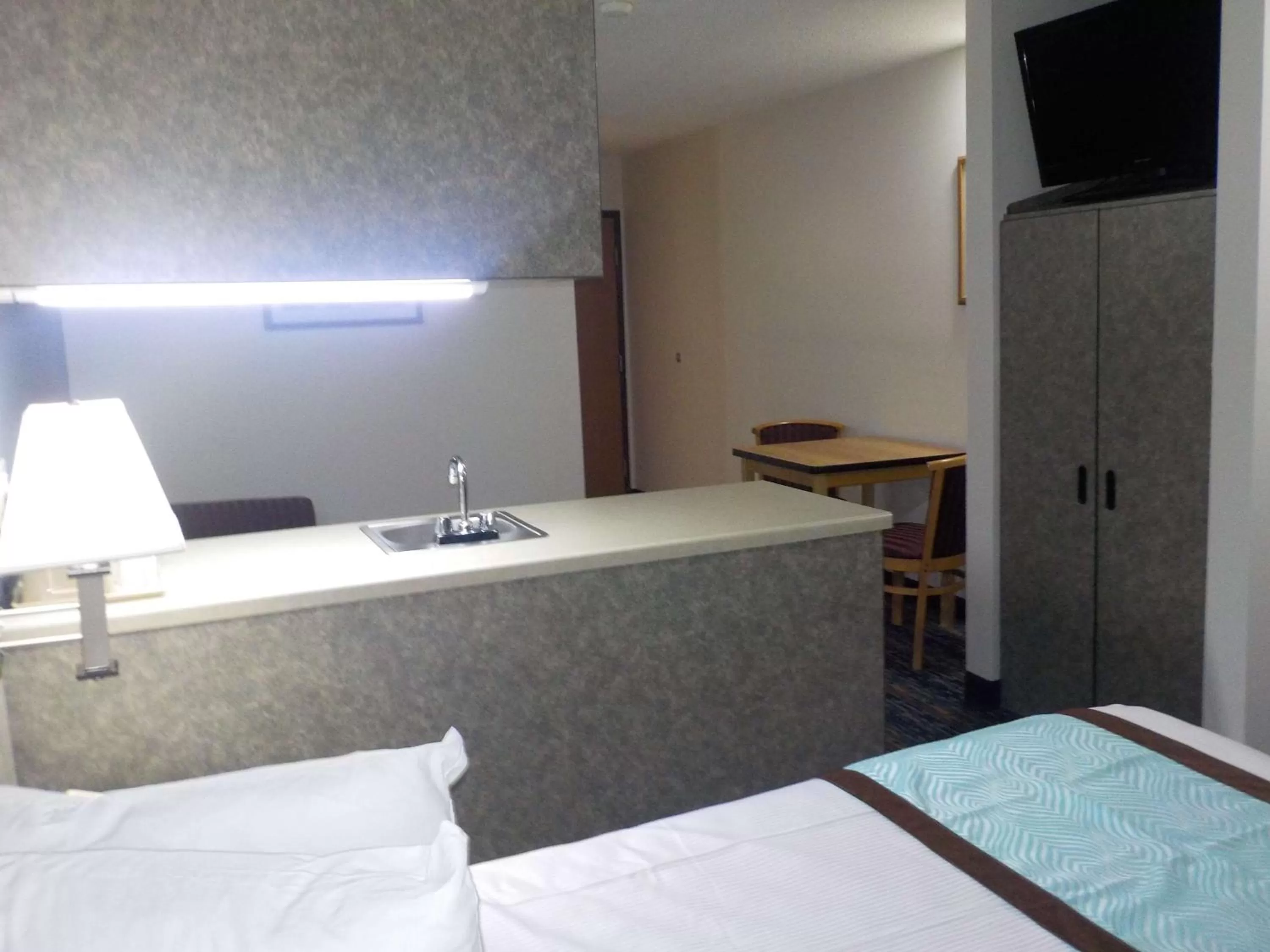 Photo of the whole room, Bed in MJ INN and SUITES