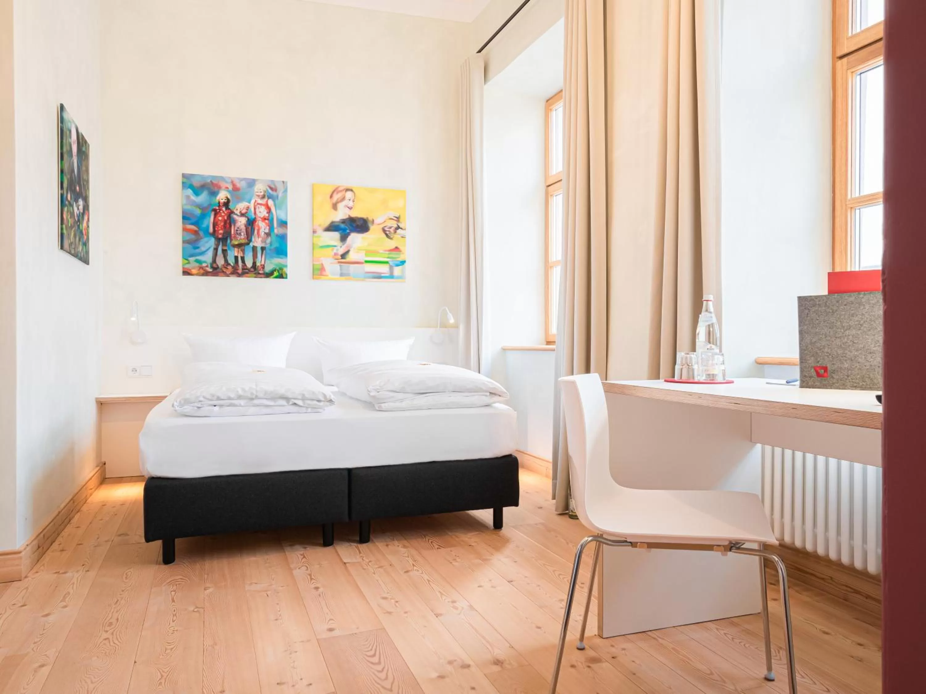 Photo of the whole room, Bed in Post Berching