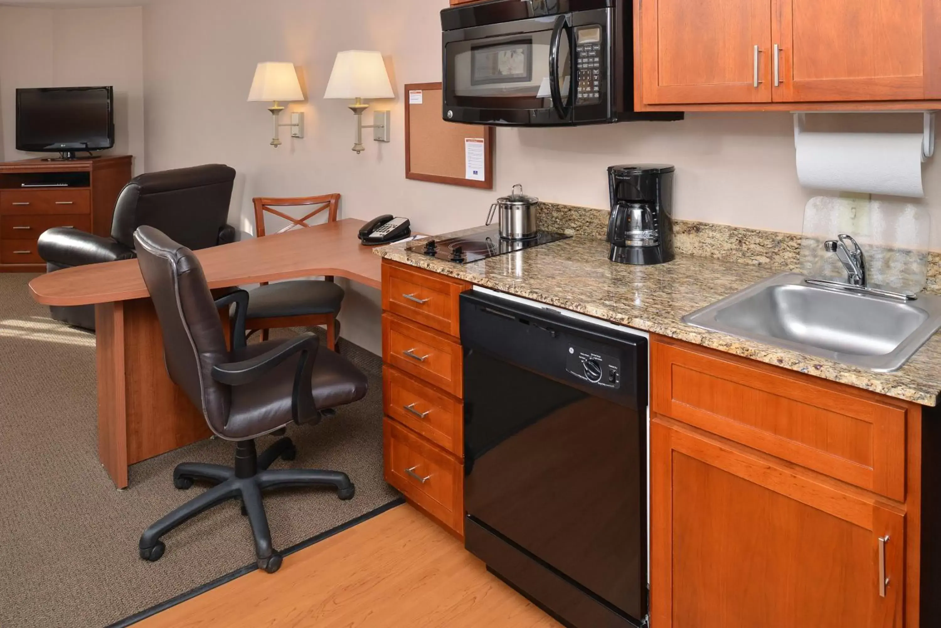 Photo of the whole room, Kitchen/Kitchenette in Candlewood Suites Williston, an IHG Hotel