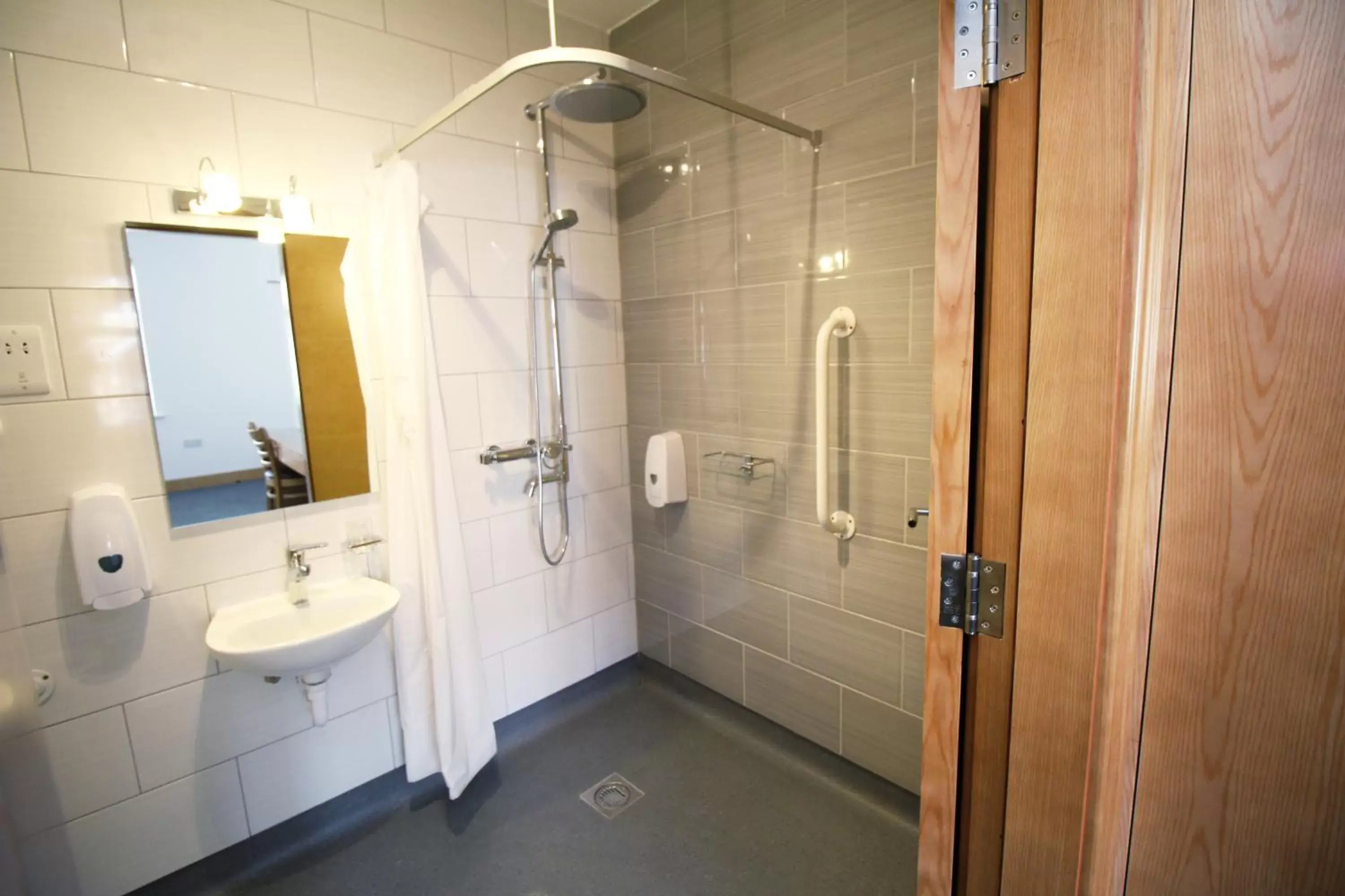 Bathroom in Flexistay Aparthotel Sutton