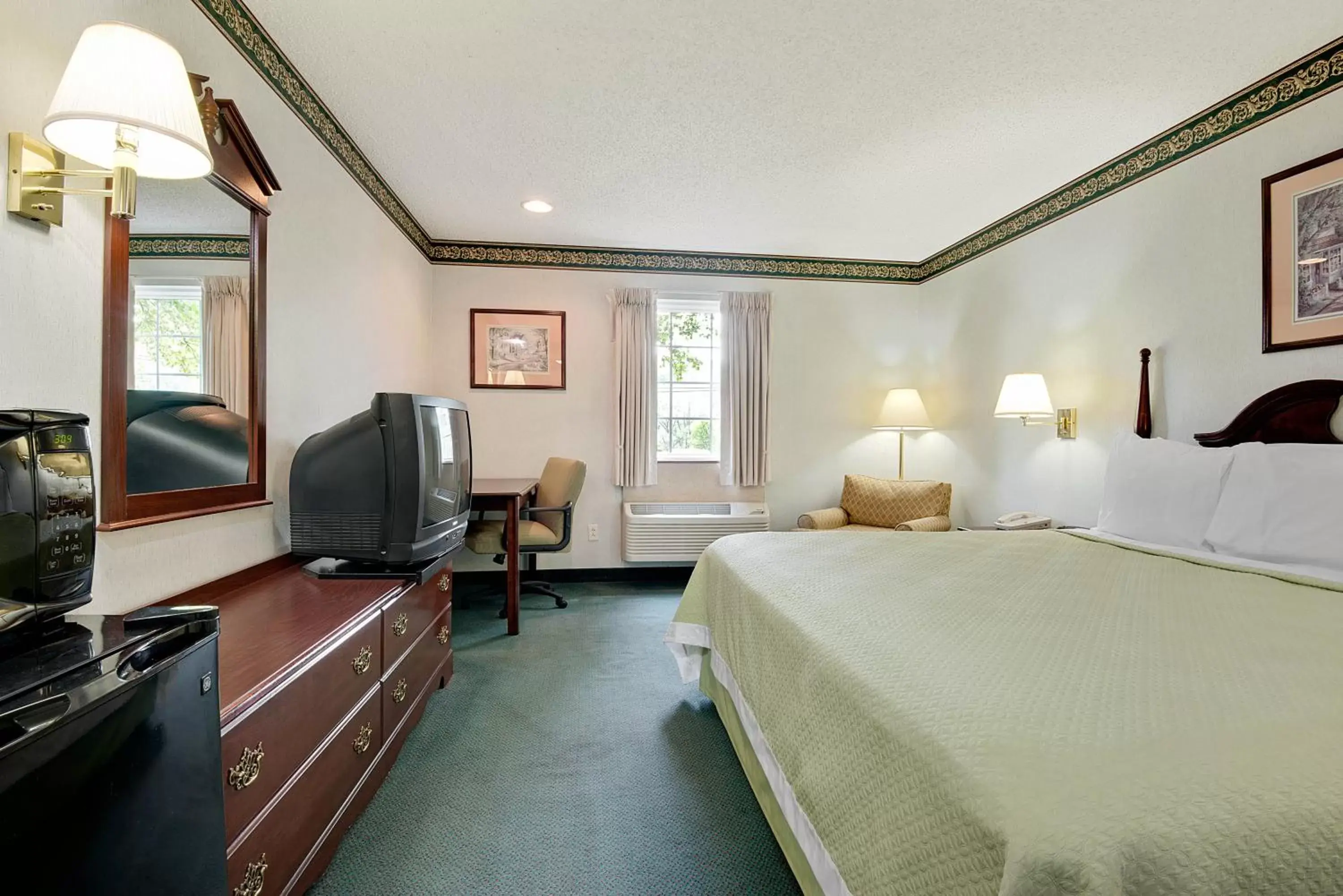 Standard King Room - Smoking in Days Inn by Wyndham Lisbon Standard King Room - Smoking in Days Inn by Wyndham Lisbon