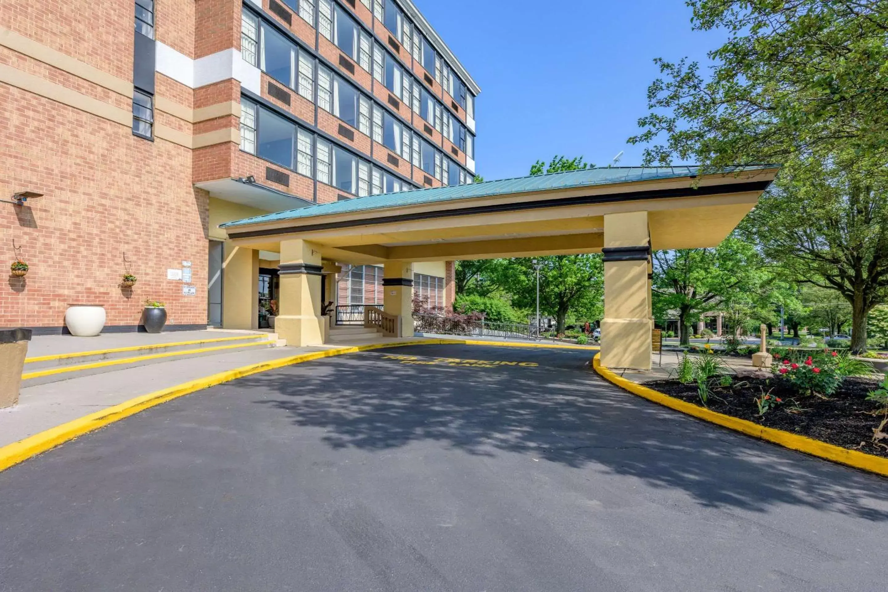 Property building in Days Inn & Suites by Wyndham Lebanon PA