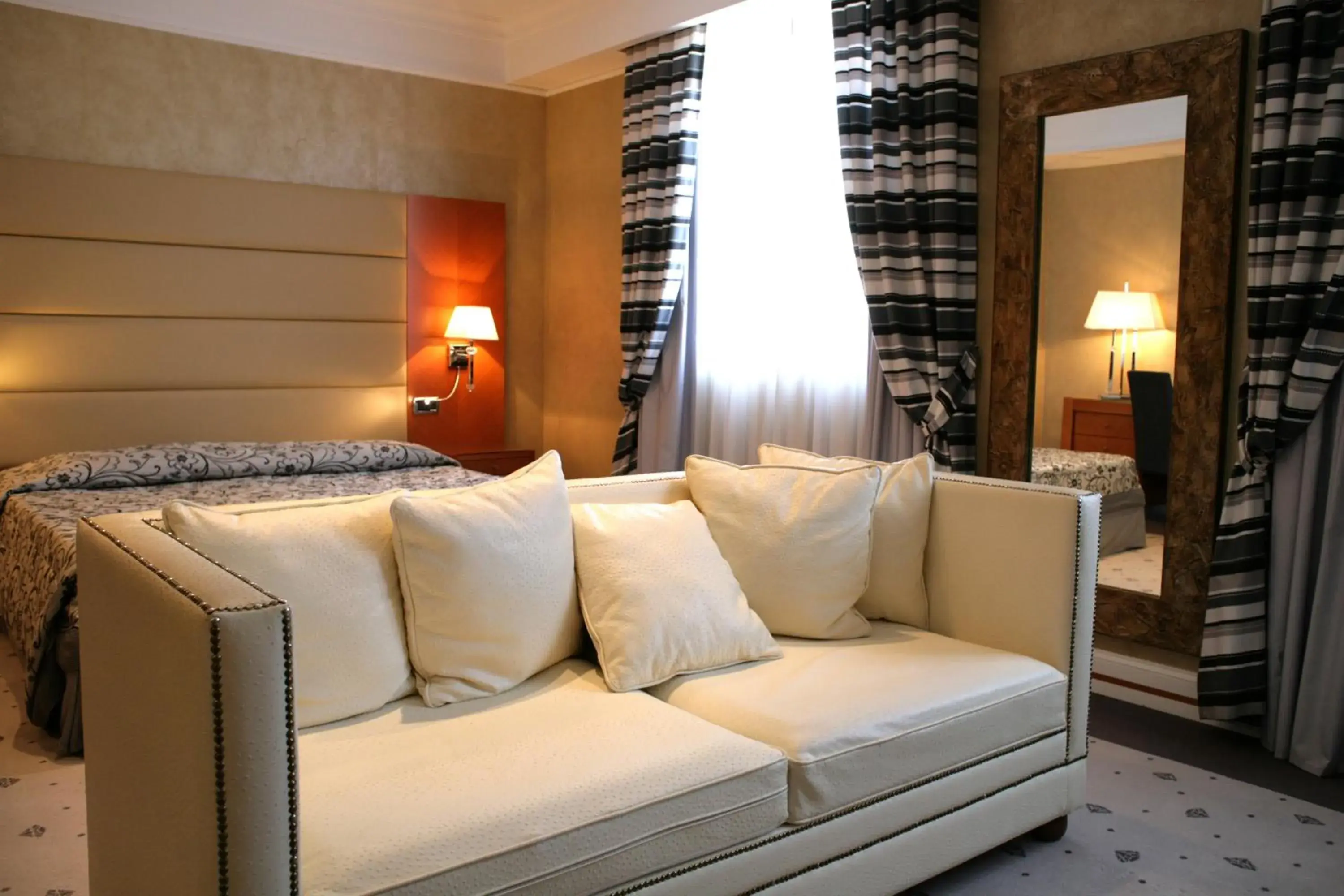Bed, Seating Area in Hotel Perusia La Villa