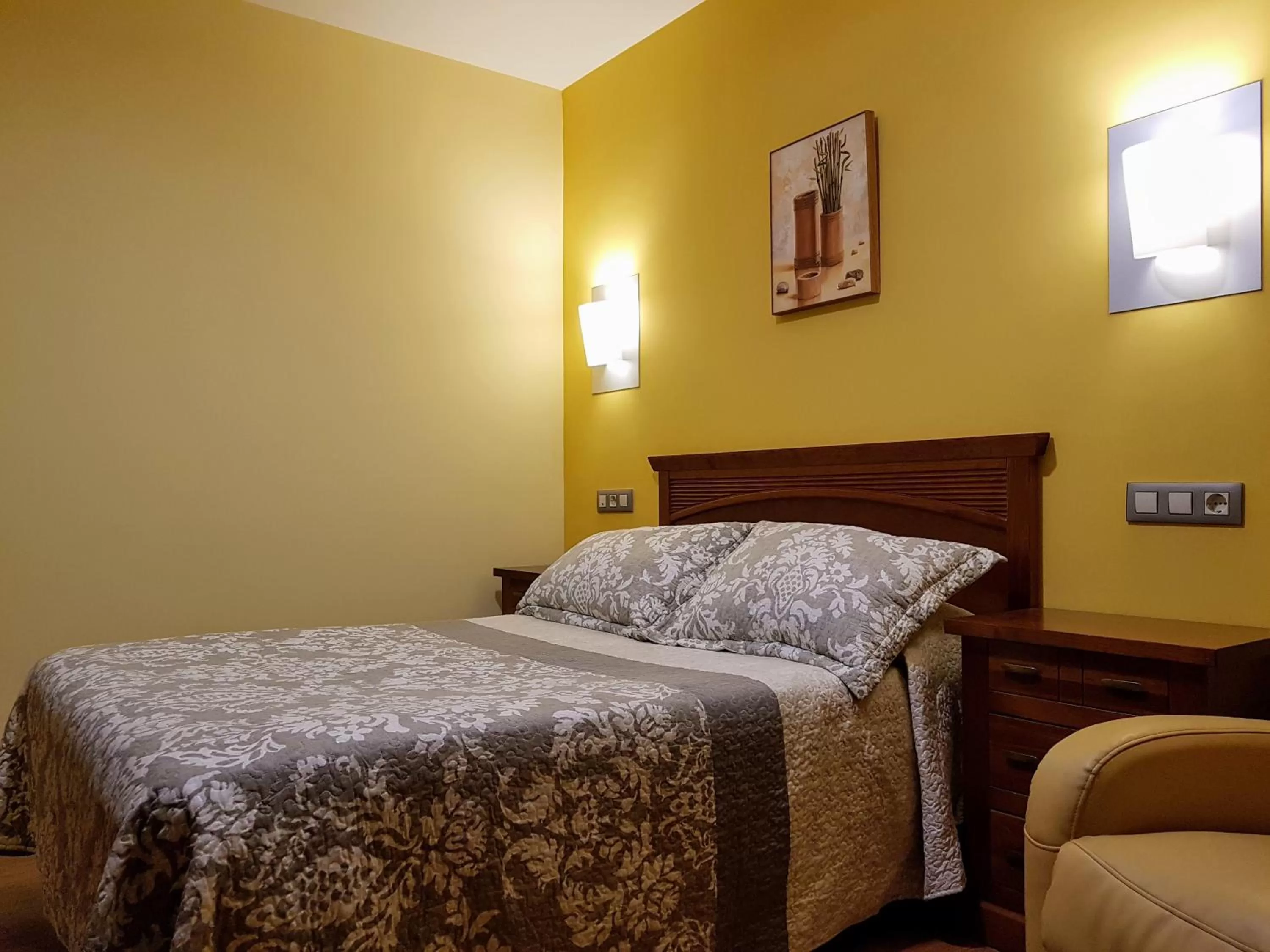 Bed in Hotel Reina Isabel