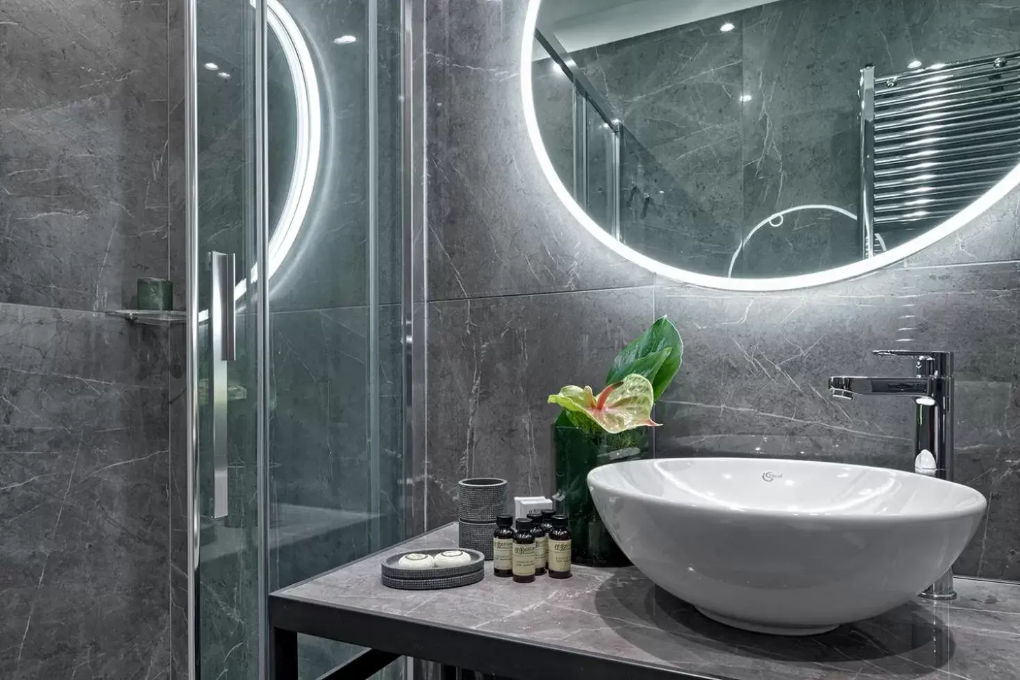 Shower, Bathroom in Hotel American-Dinesen