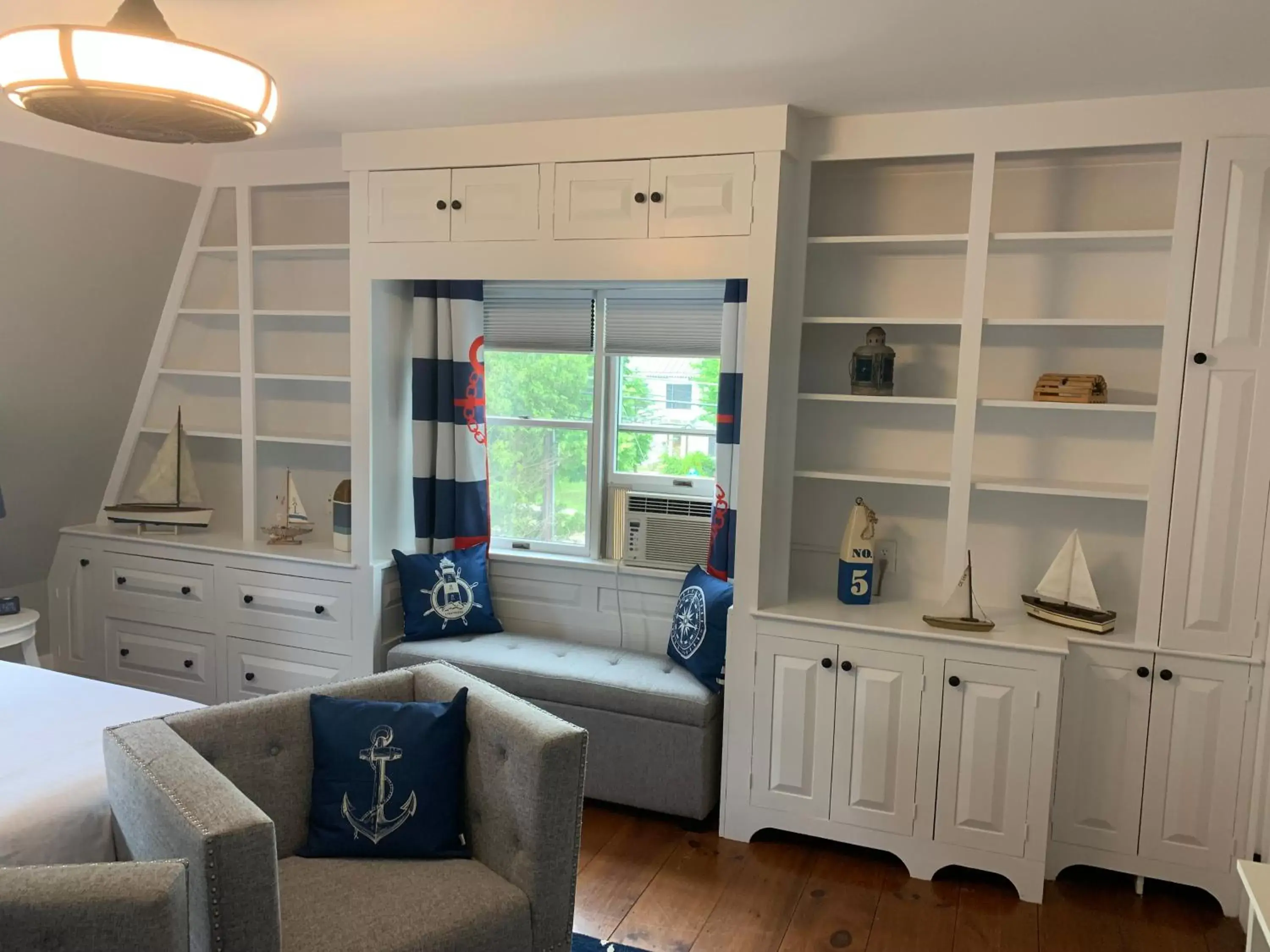 Bedroom, Seating Area in White Sails Inn