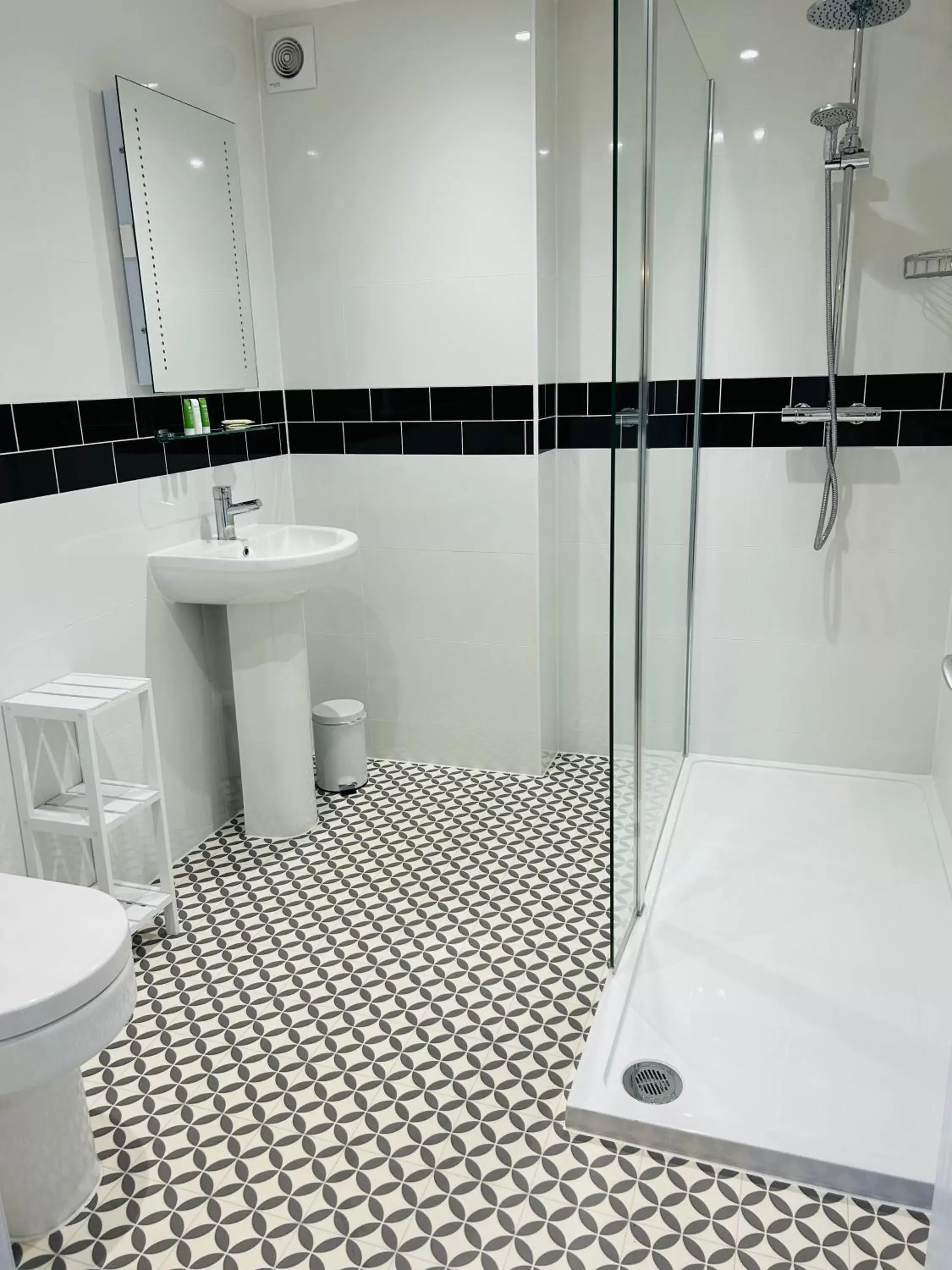 Shower, Bathroom in Great Malvern Hotel