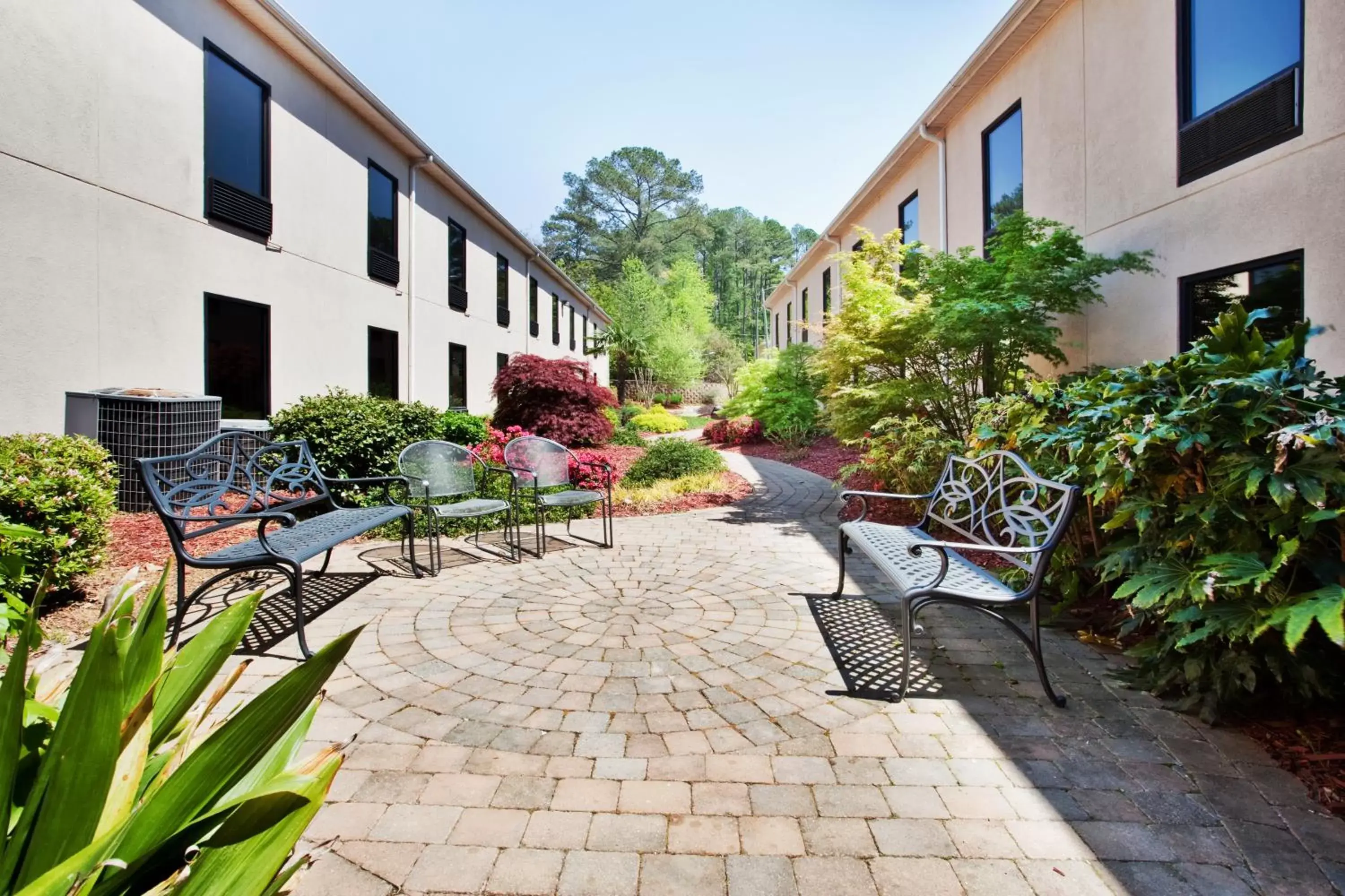 Patio, Property Building in Country Inn & Suites by Radisson, Griffin, GA