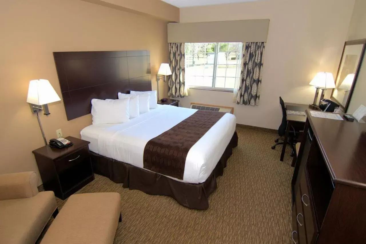 Handicap Accessible King Roll In  in Rock Island Inn & Suites