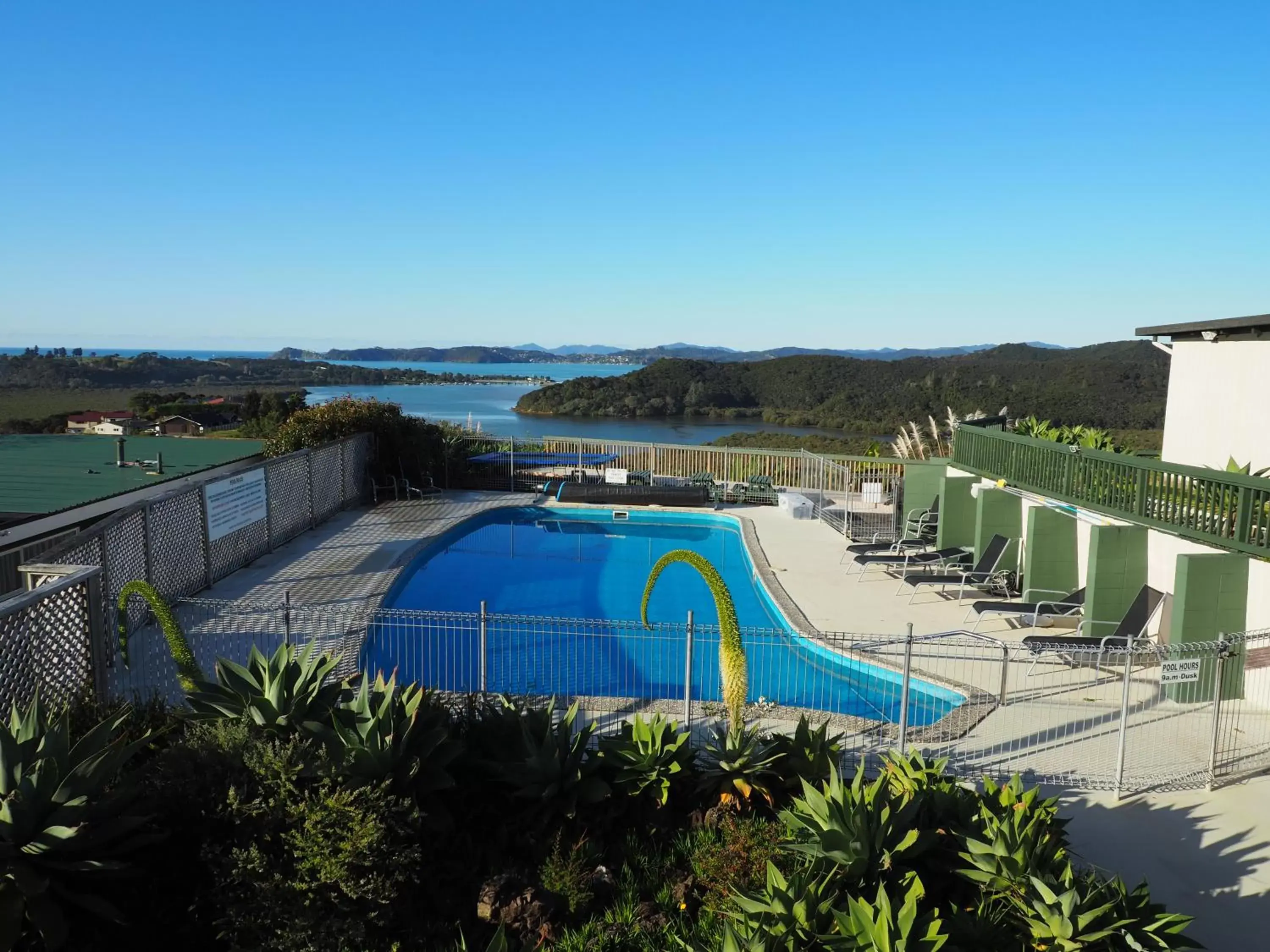 Garden, Pool View in Cook's Lookout Motel