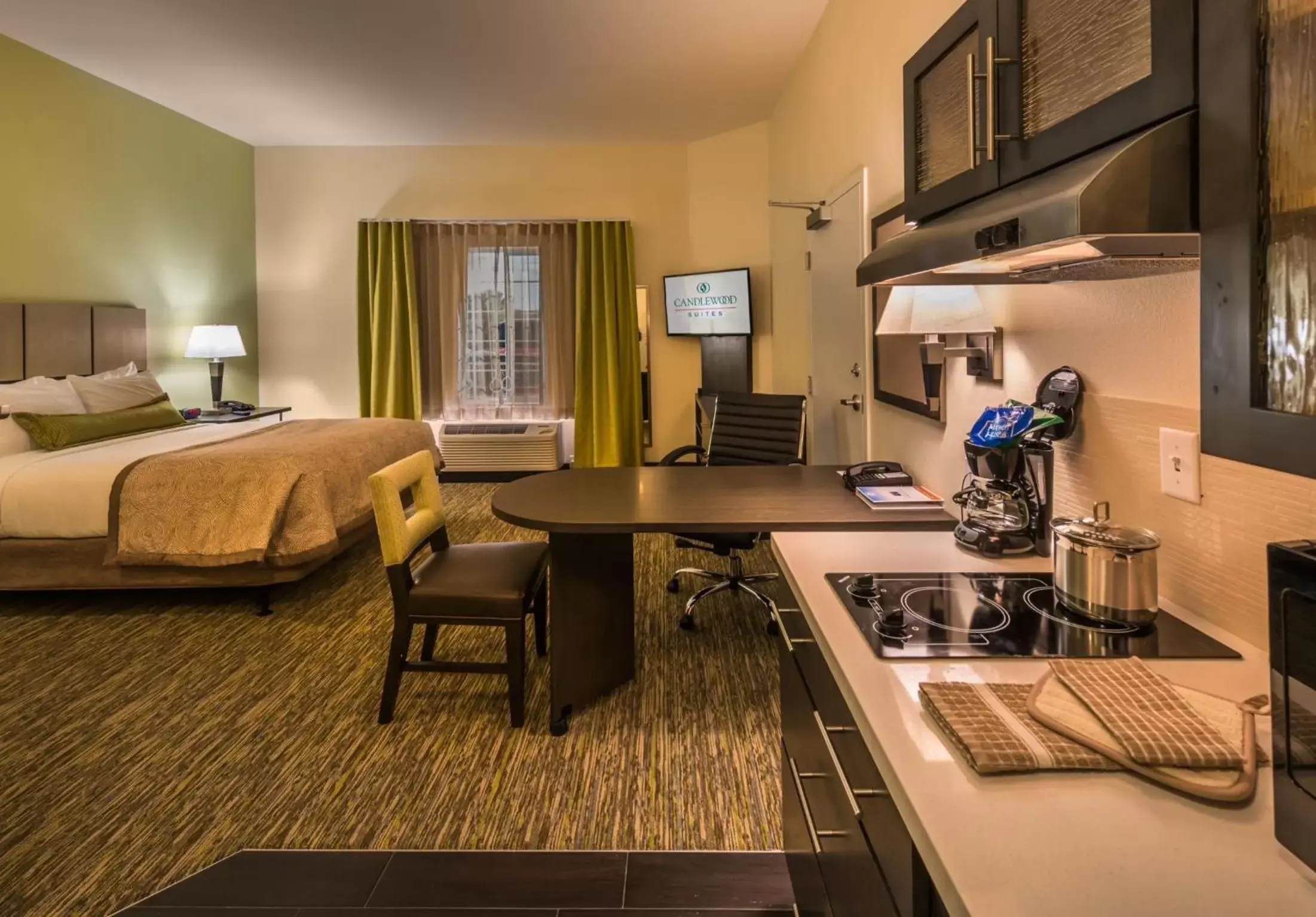 Photo of the whole room, Kitchen/Kitchenette in Candlewood Suites Winnemucca, an IHG Hotel