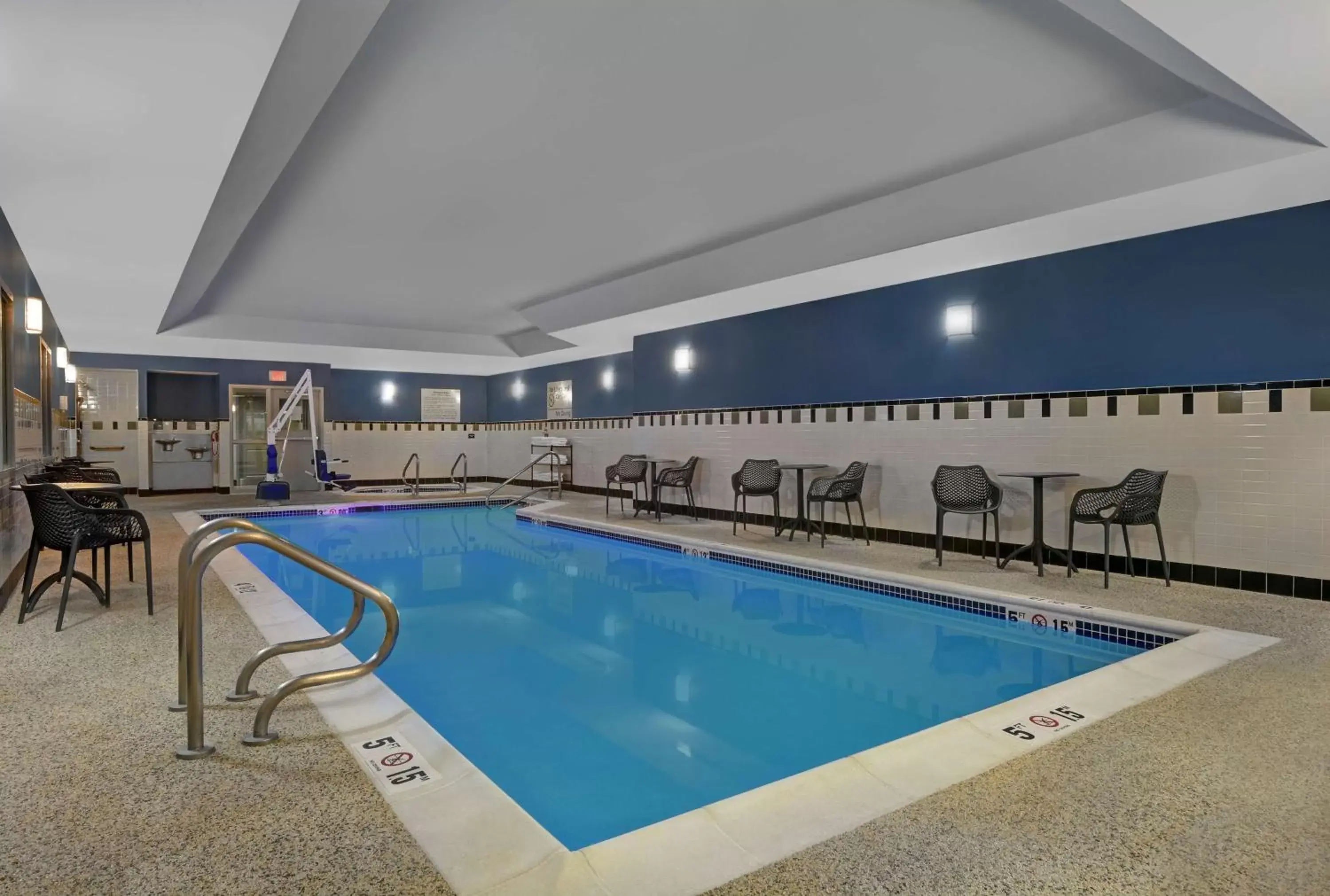 Swimming Pool in Hampton Inn Bath - Brunswick Area , ME