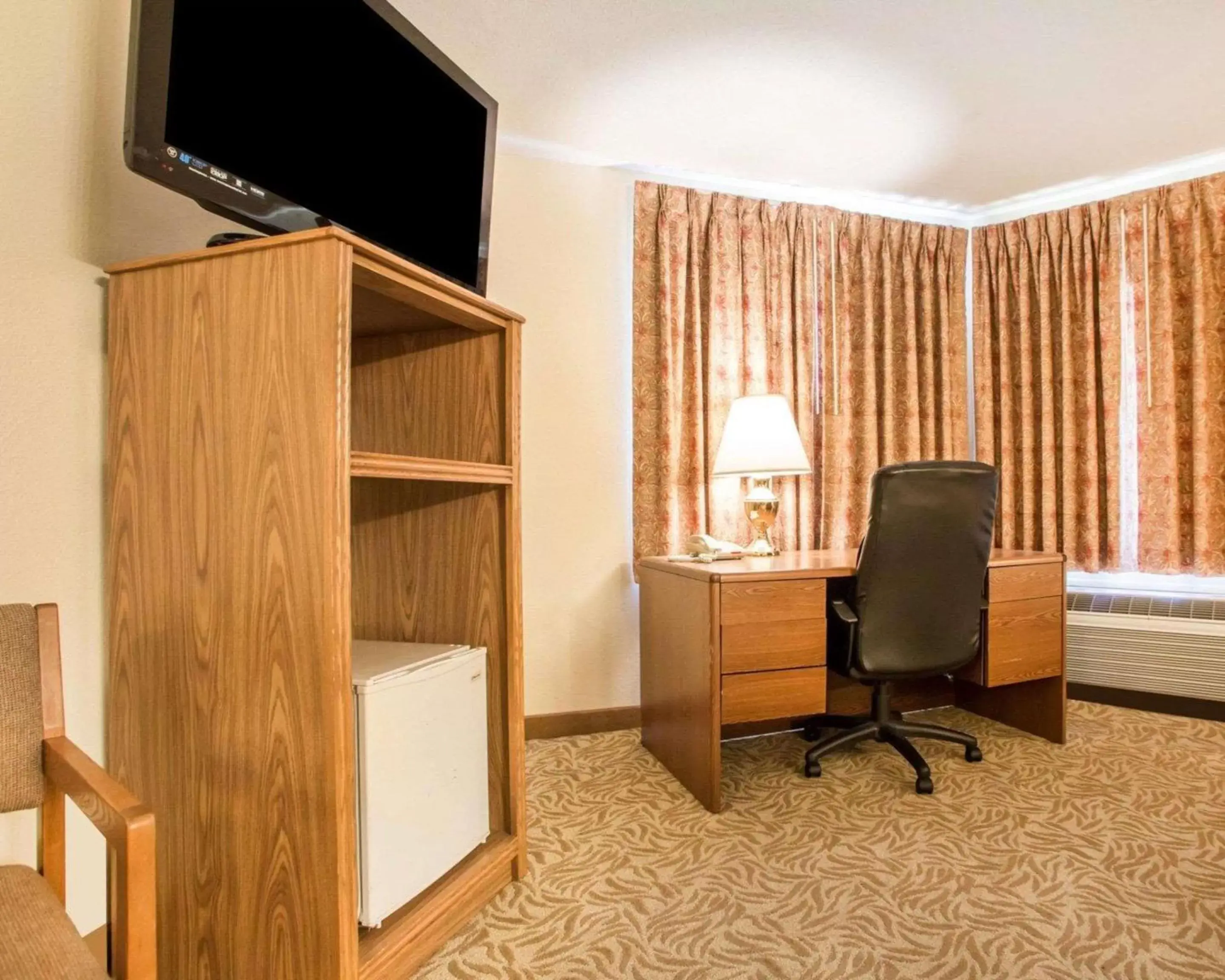 Photo of the whole room, TV/Entertainment Center in Econo Lodge Inn & Suites Stevens Point