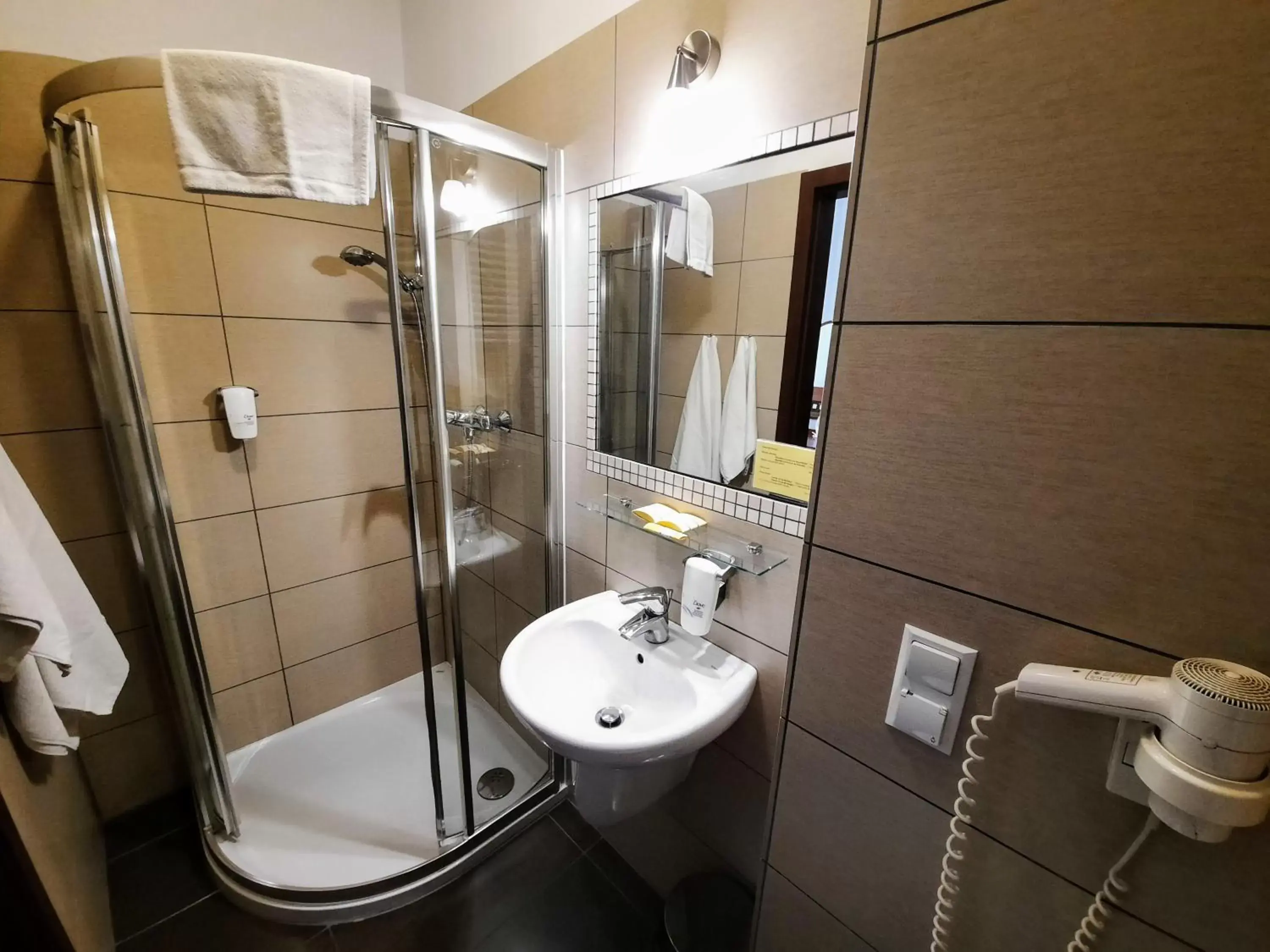 Shower, Bathroom in Aneks Hotelu Kazimierz