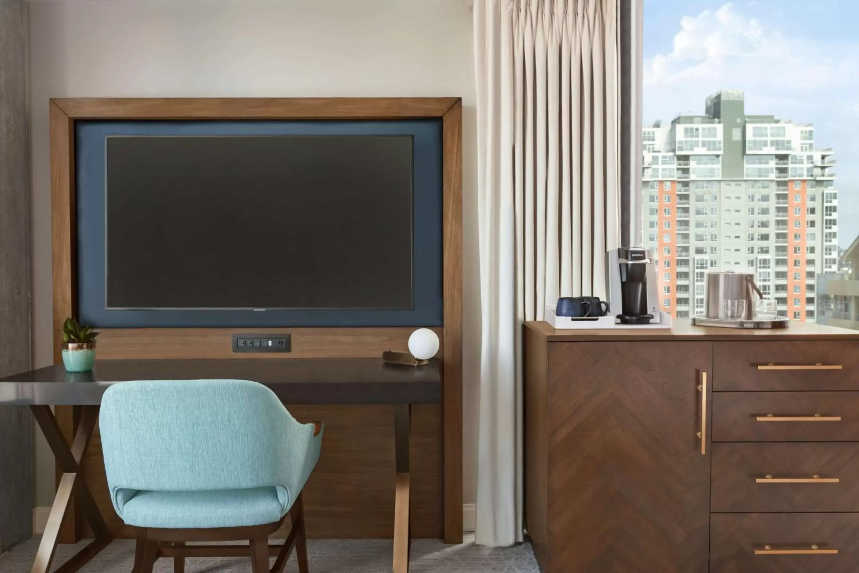 Bedroom, TV/Entertainment Center in Carte Hotel San Diego Downtown, Curio Collection By Hilton
